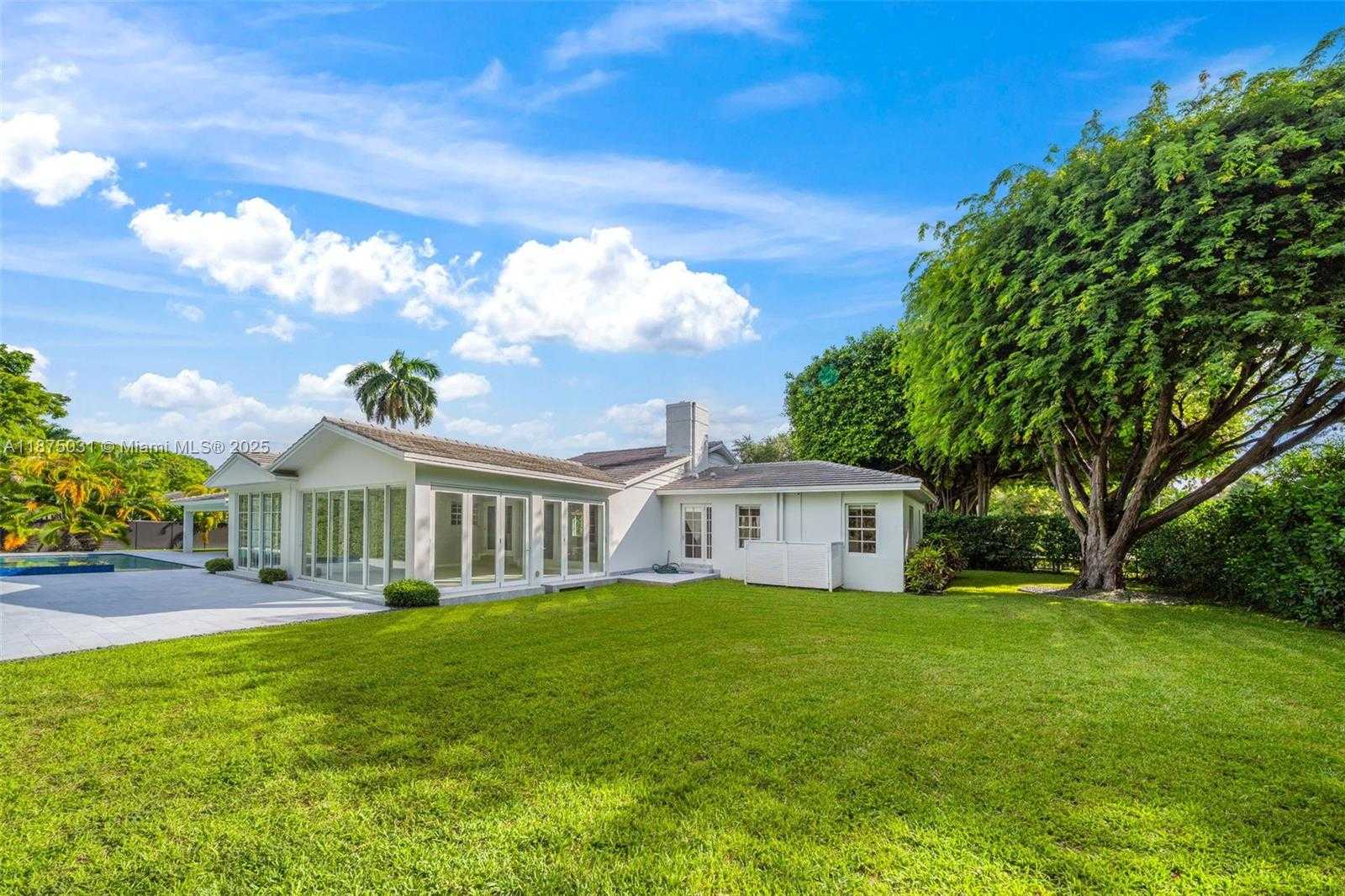 Small Image of 4380 LAKE RD, Miami Number 15