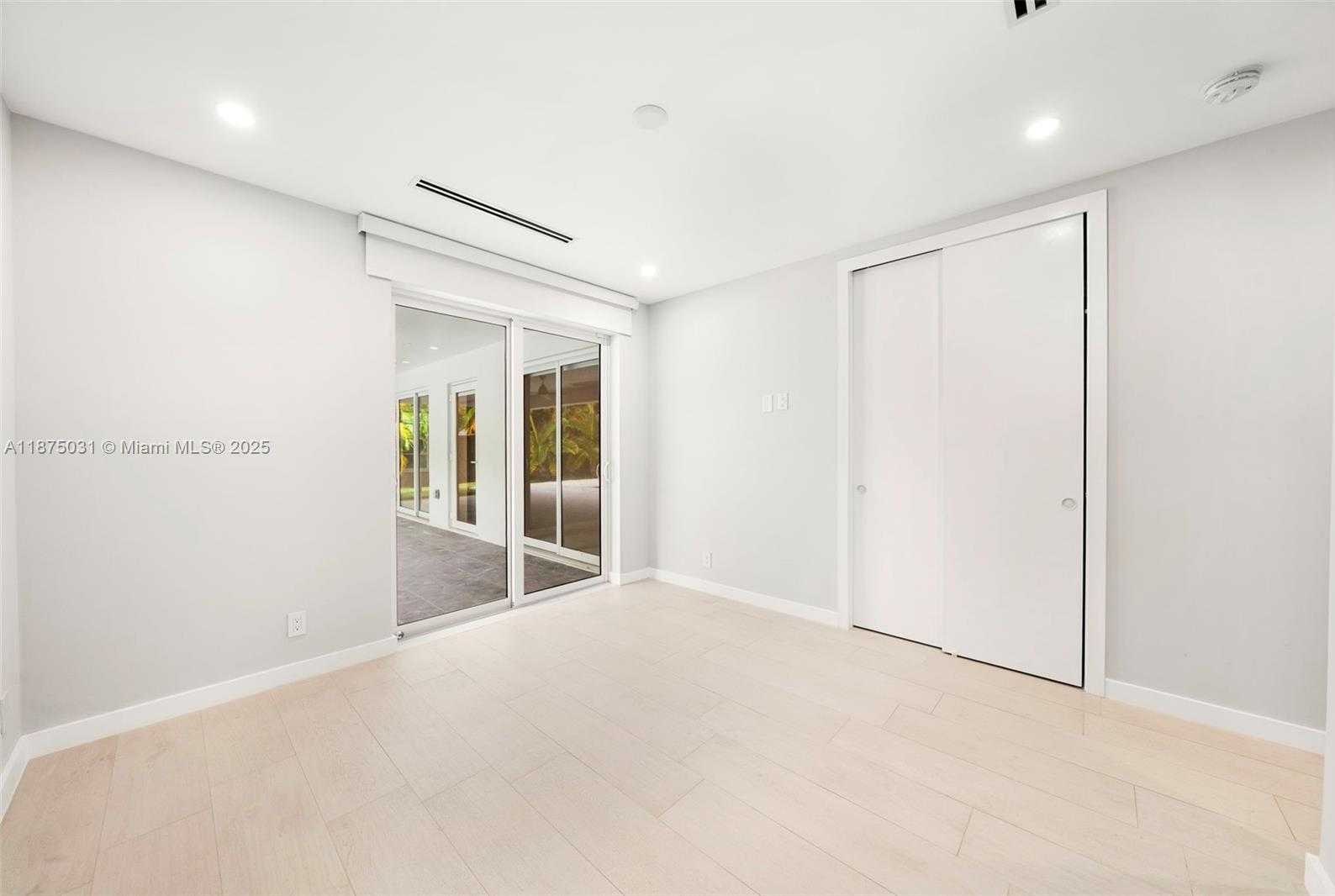 Small Image of 4380 LAKE RD, Miami Number 23