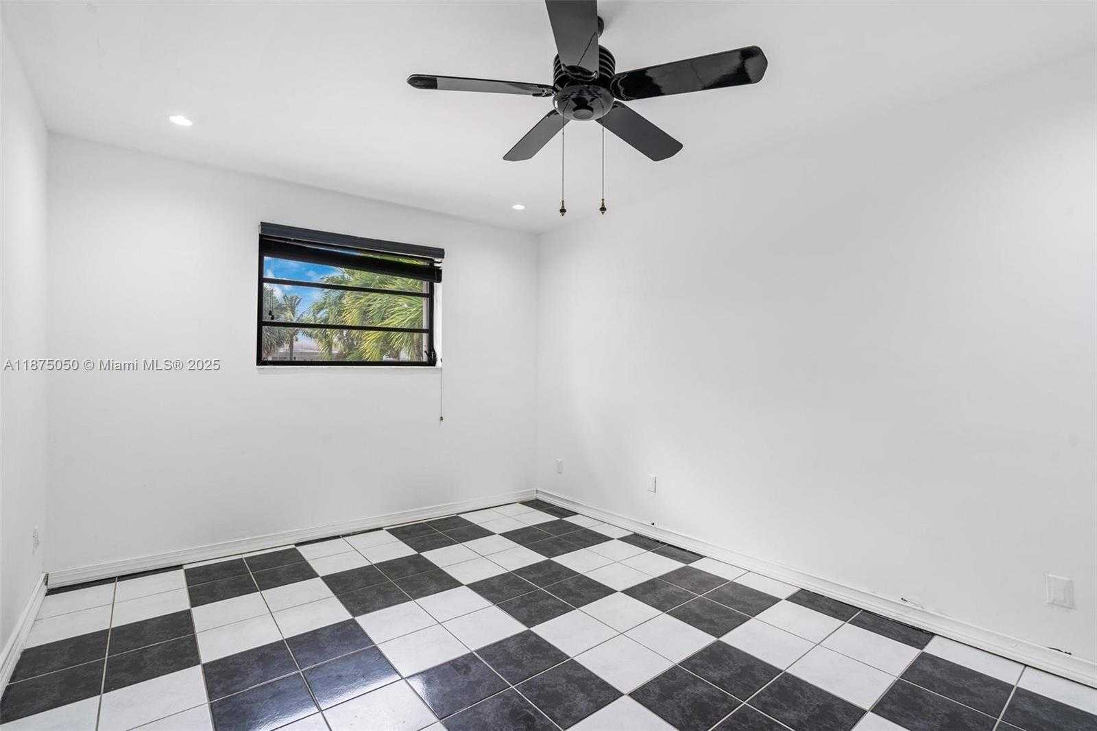 Small Image of 20525 HIGHLAND LAKES BLVD, Miami Number 10