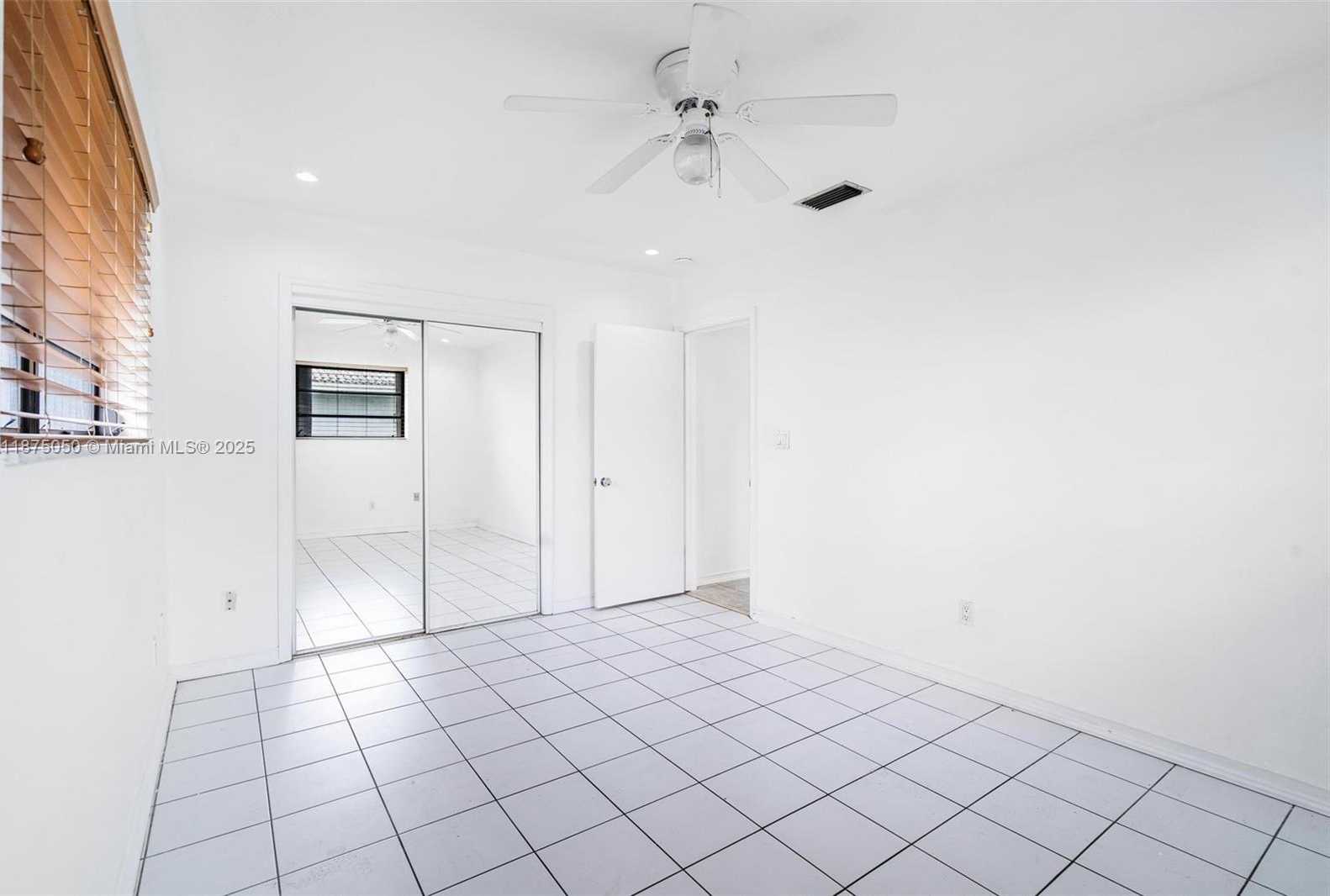 Small Image of 20525 HIGHLAND LAKES BLVD, Miami Number 12