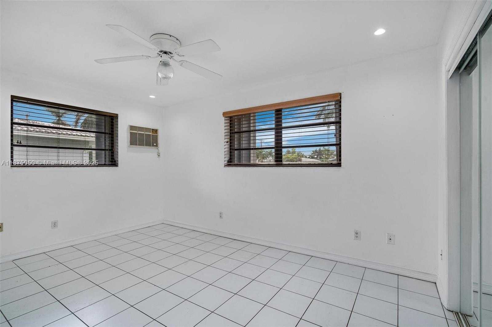 Small Image of 20525 HIGHLAND LAKES BLVD, Miami Number 13
