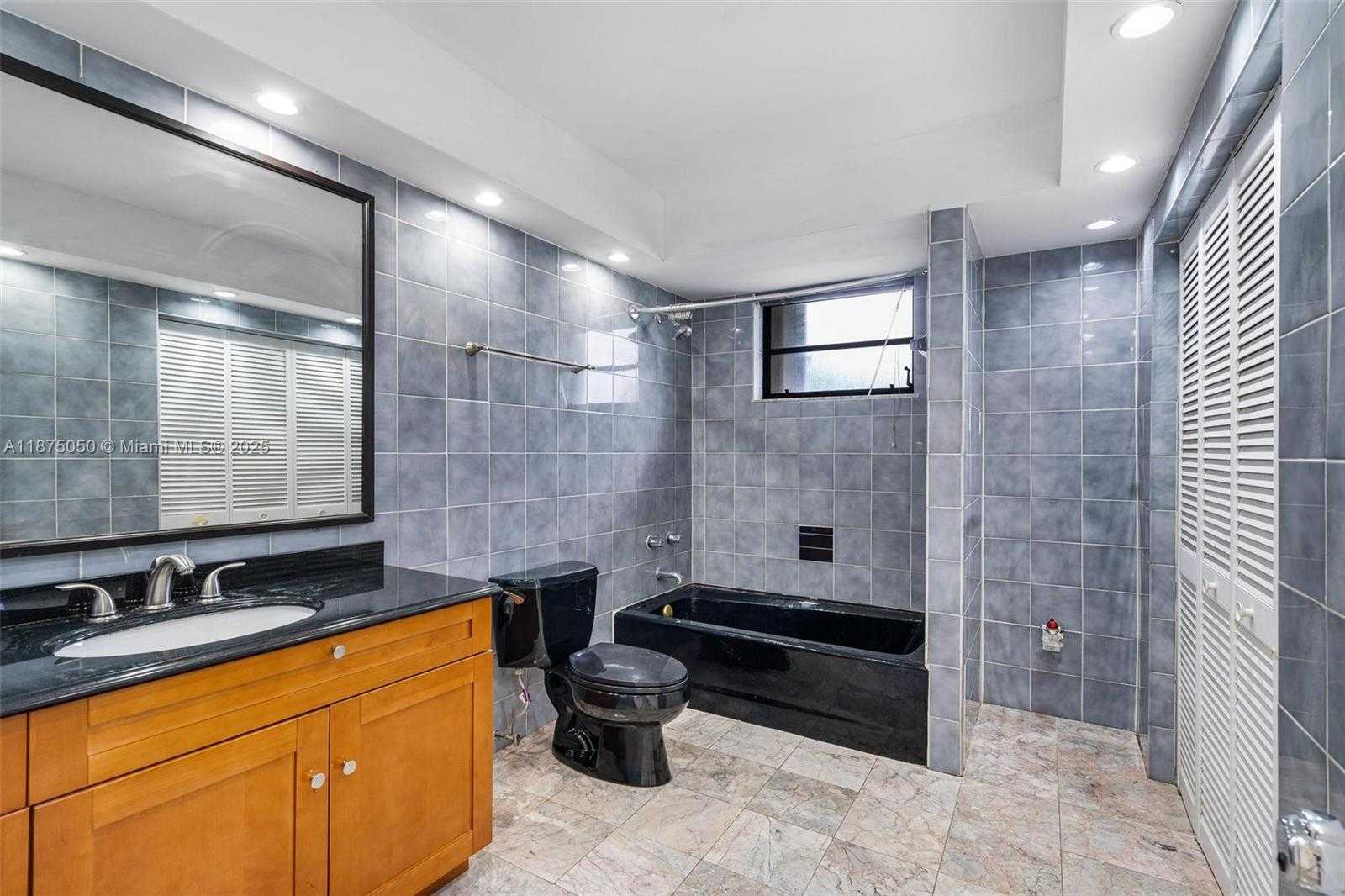 Small Image of 20525 HIGHLAND LAKES BLVD, Miami Number 14
