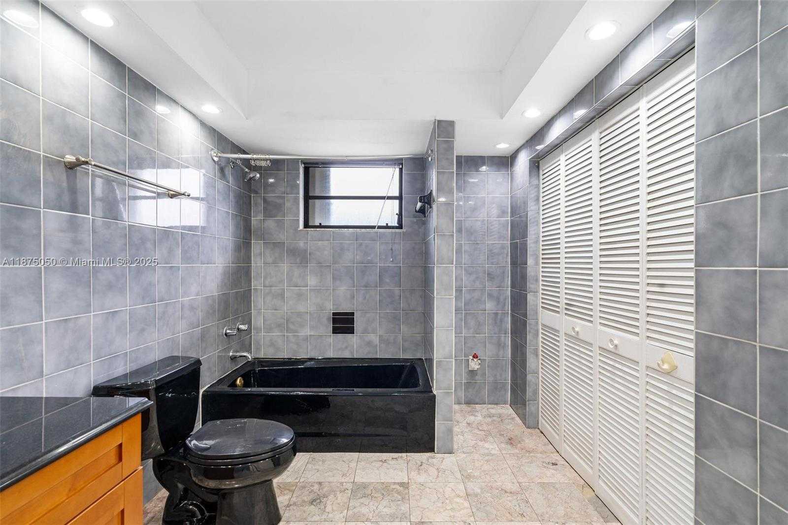 Small Image of 20525 HIGHLAND LAKES BLVD, Miami Number 15