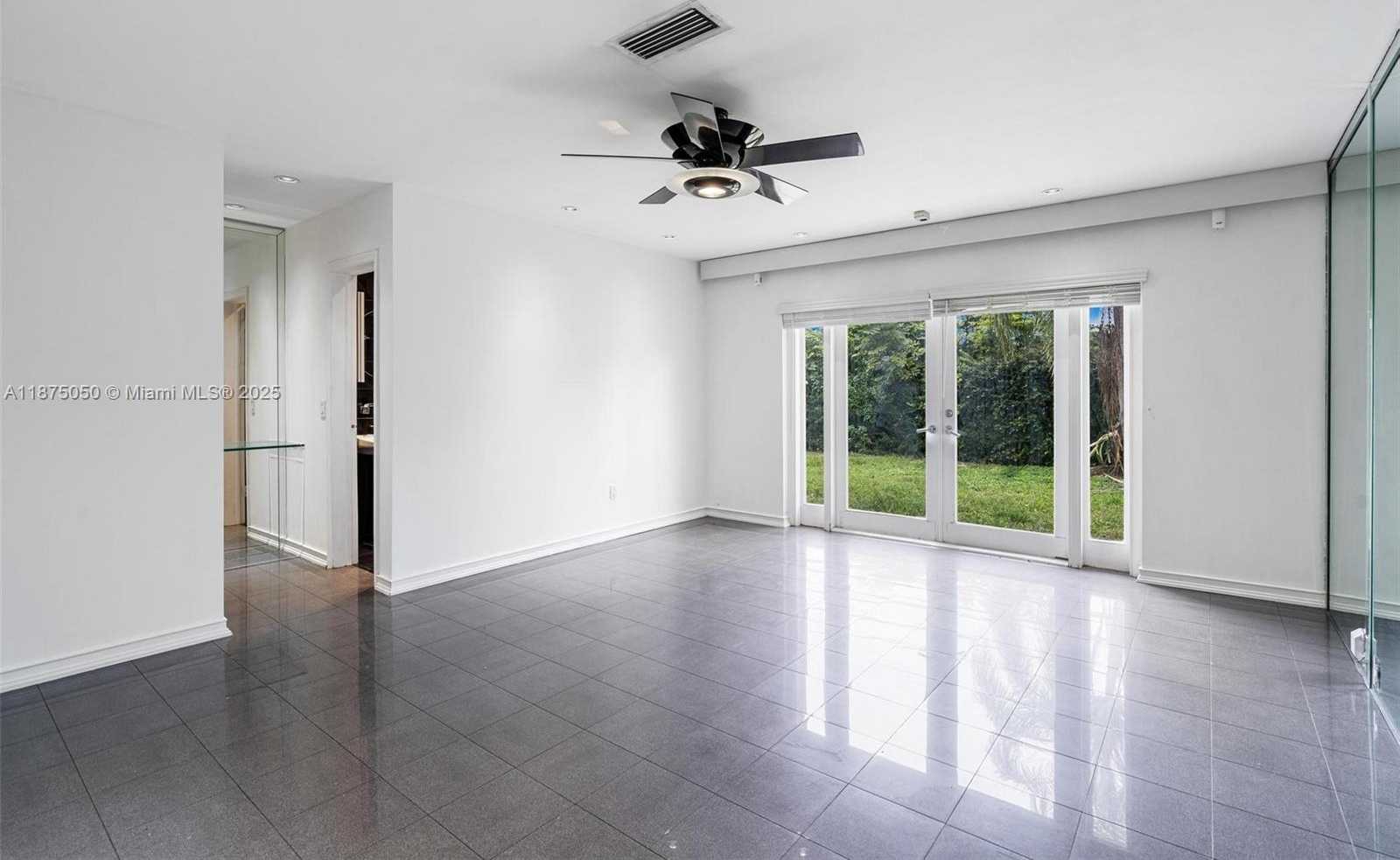 Small Image of 20525 HIGHLAND LAKES BLVD, Miami Number 16
