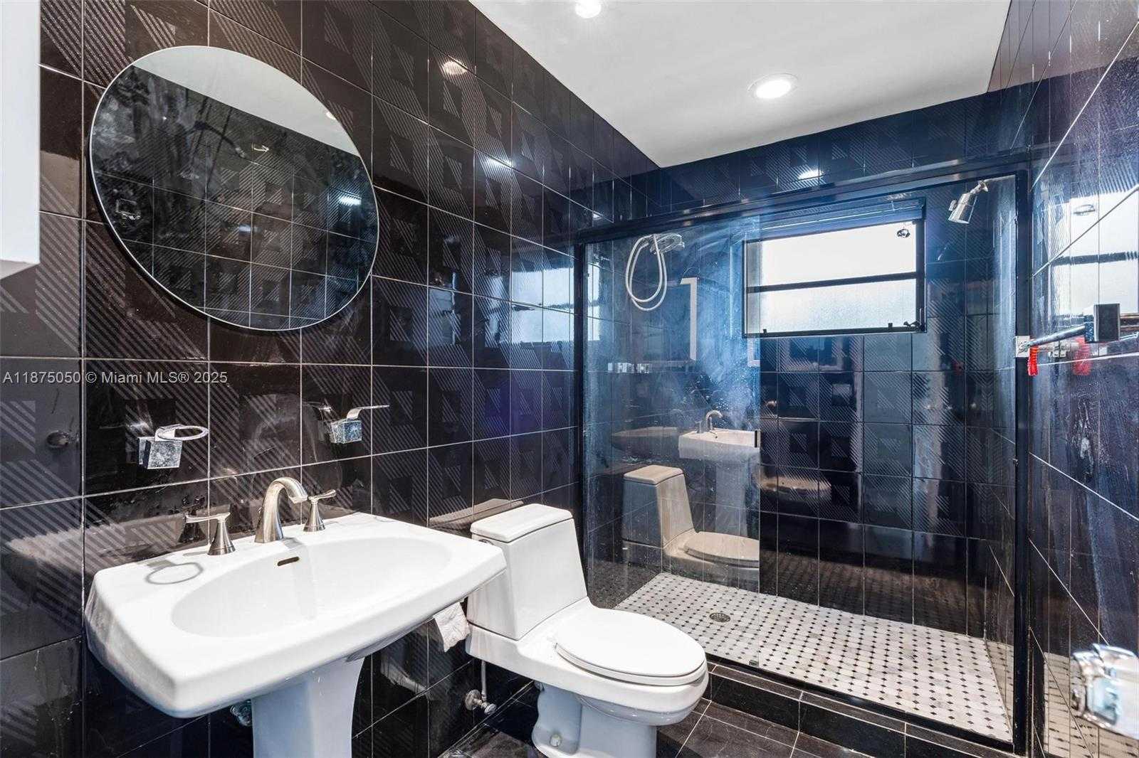 Small Image of 20525 HIGHLAND LAKES BLVD, Miami Number 19