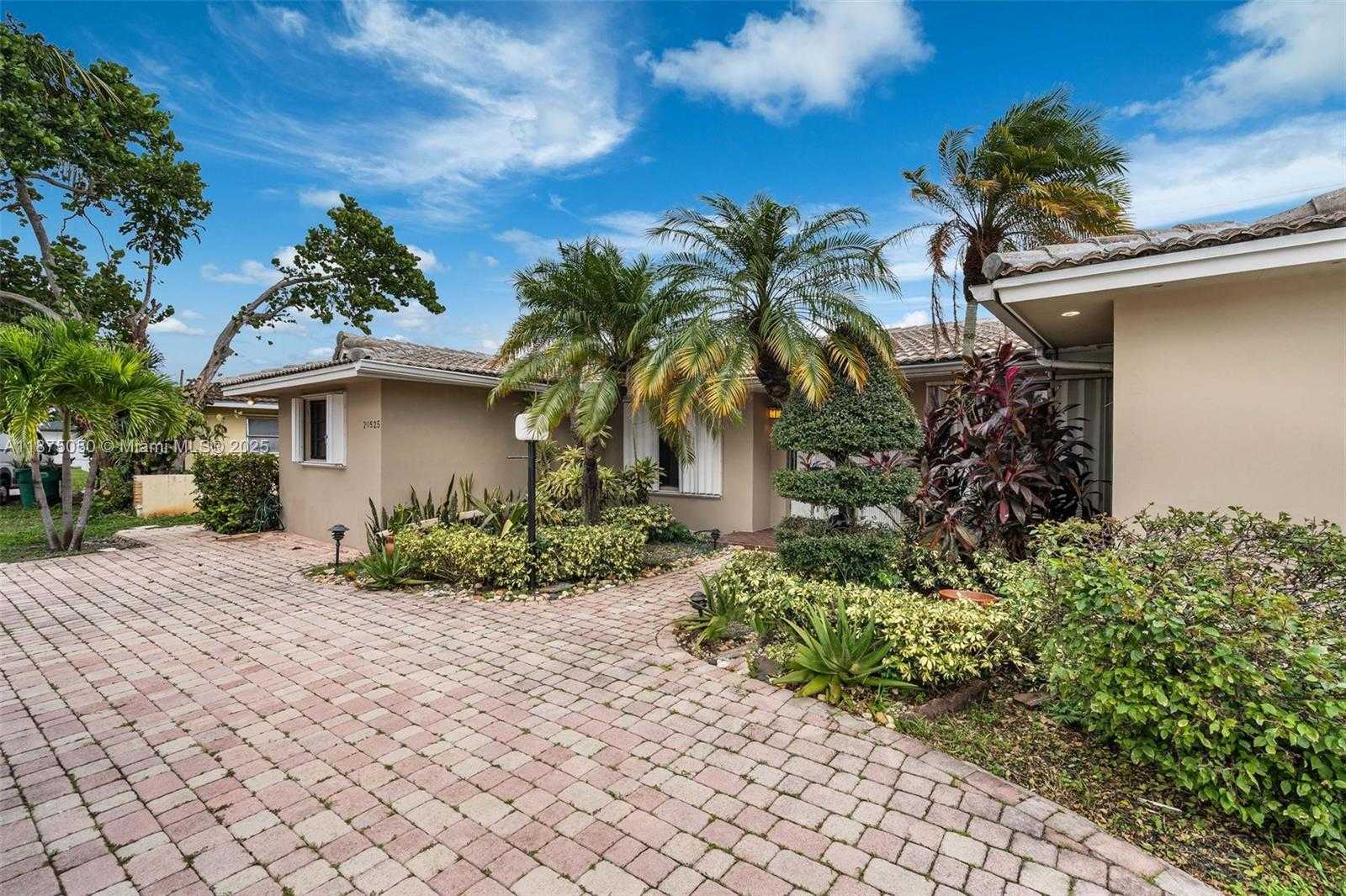 Small Image of 20525 HIGHLAND LAKES BLVD, Miami Number 2