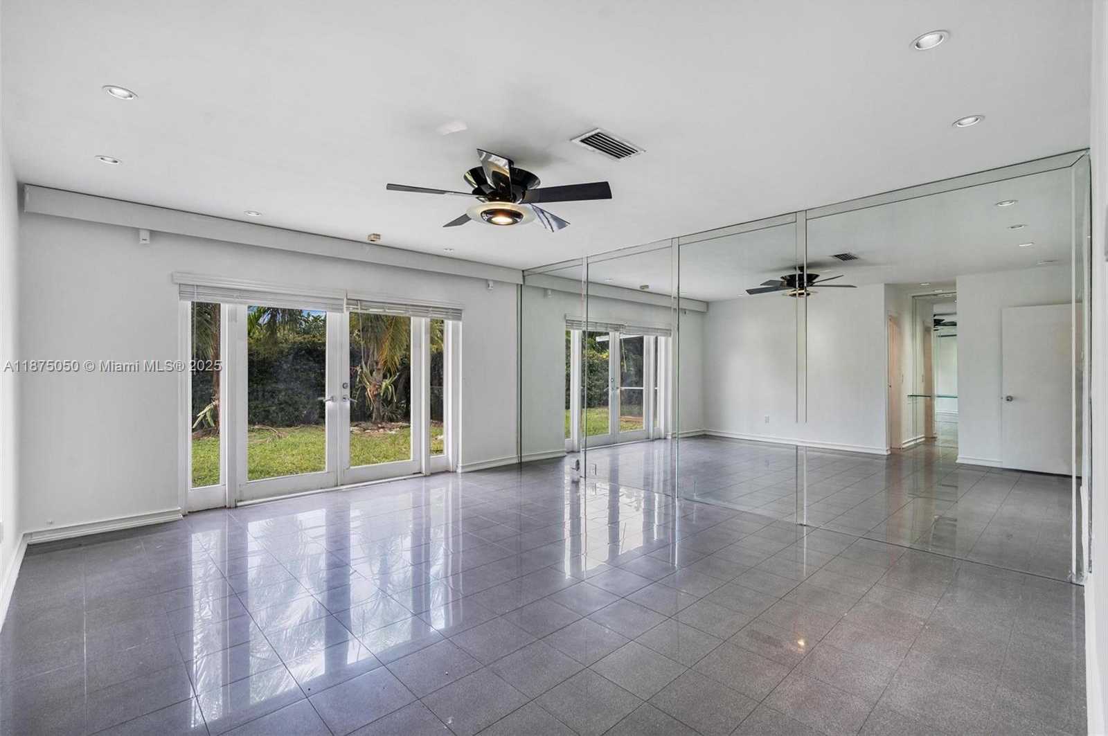 Small Image of 20525 HIGHLAND LAKES BLVD, Miami Number 21