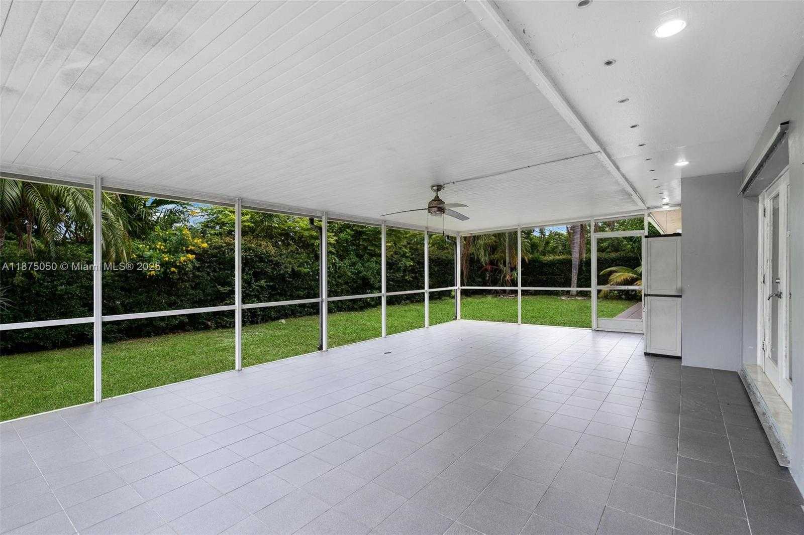 Small Image of 20525 HIGHLAND LAKES BLVD, Miami Number 24