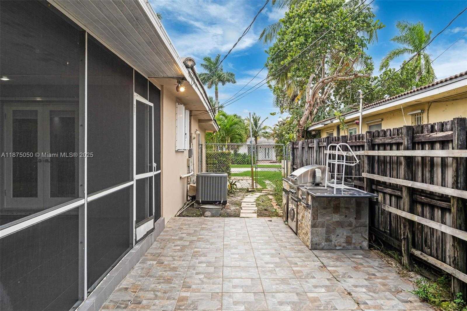 Small Image of 20525 HIGHLAND LAKES BLVD, Miami Number 25