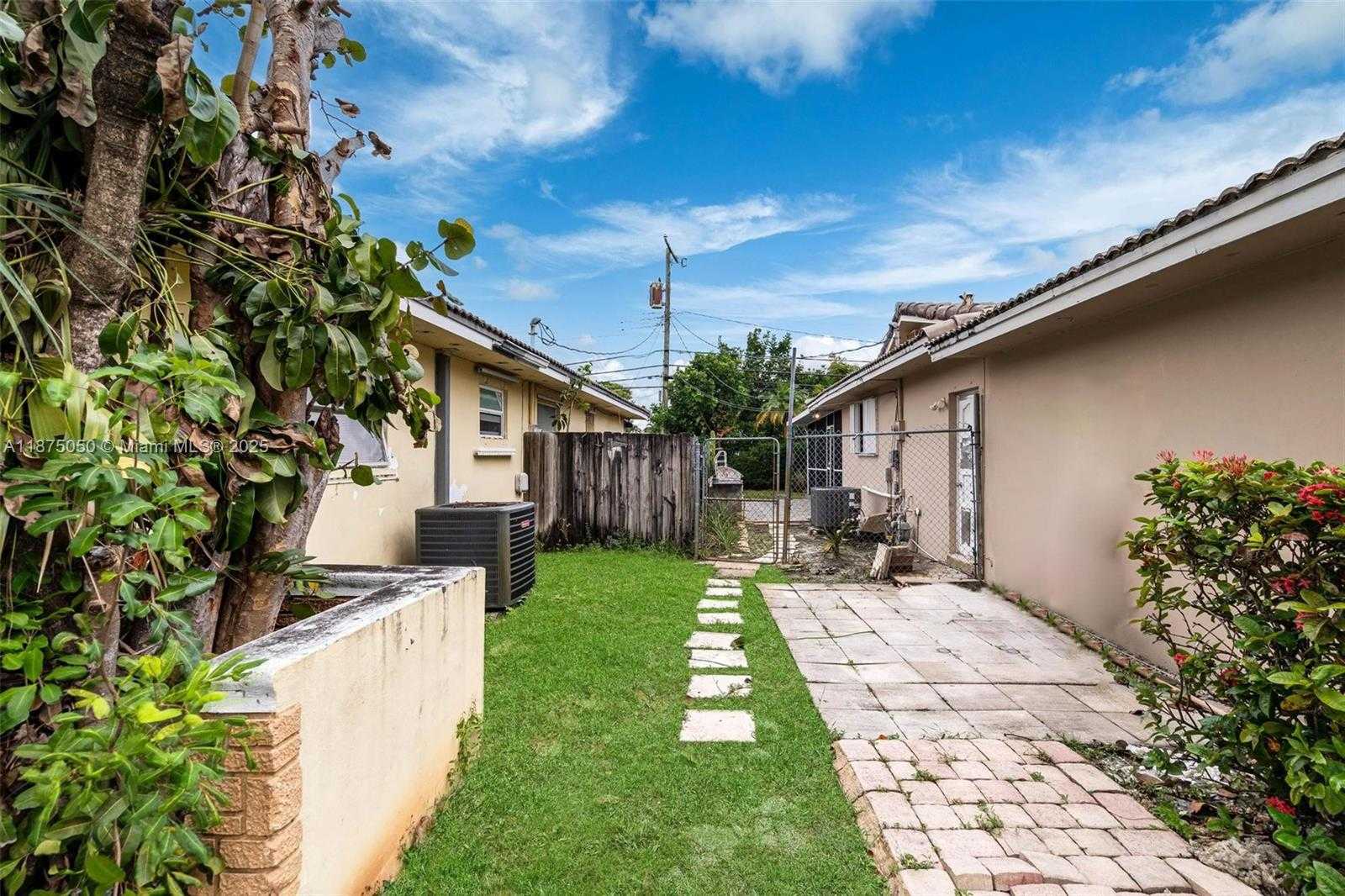 Small Image of 20525 HIGHLAND LAKES BLVD, Miami Number 27