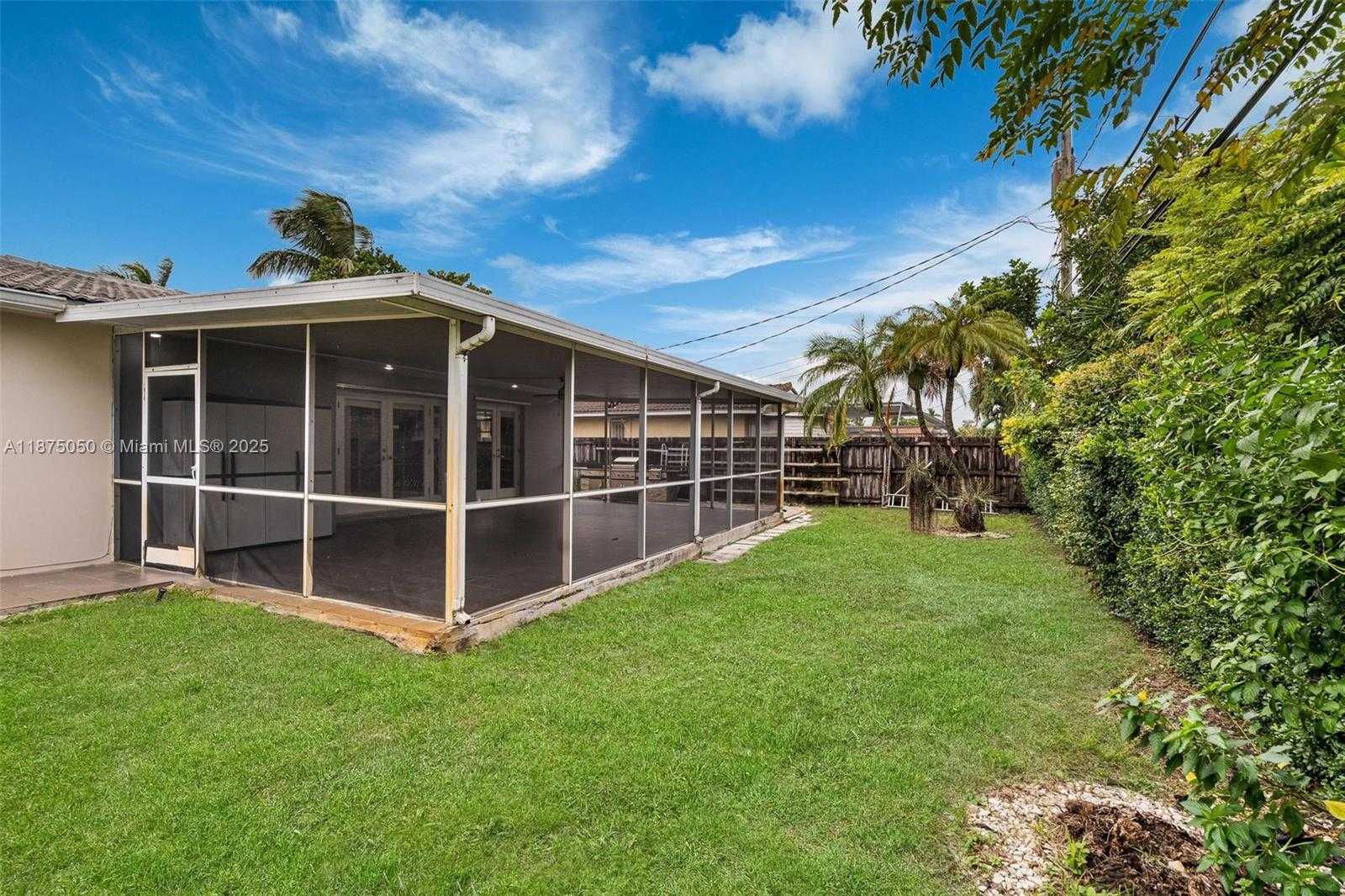 Small Image of 20525 HIGHLAND LAKES BLVD, Miami Number 28