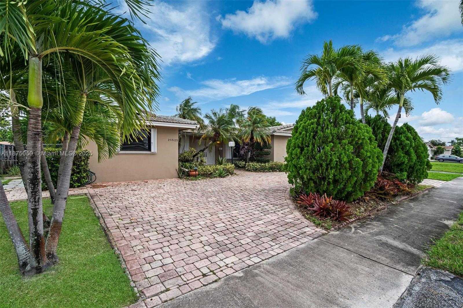 Small Image of 20525 HIGHLAND LAKES BLVD, Miami Number 3
