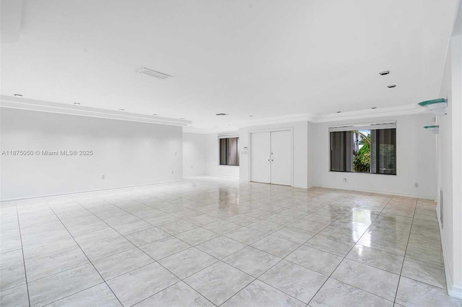 Small Image of 20525 HIGHLAND LAKES BLVD, Miami Number 4
