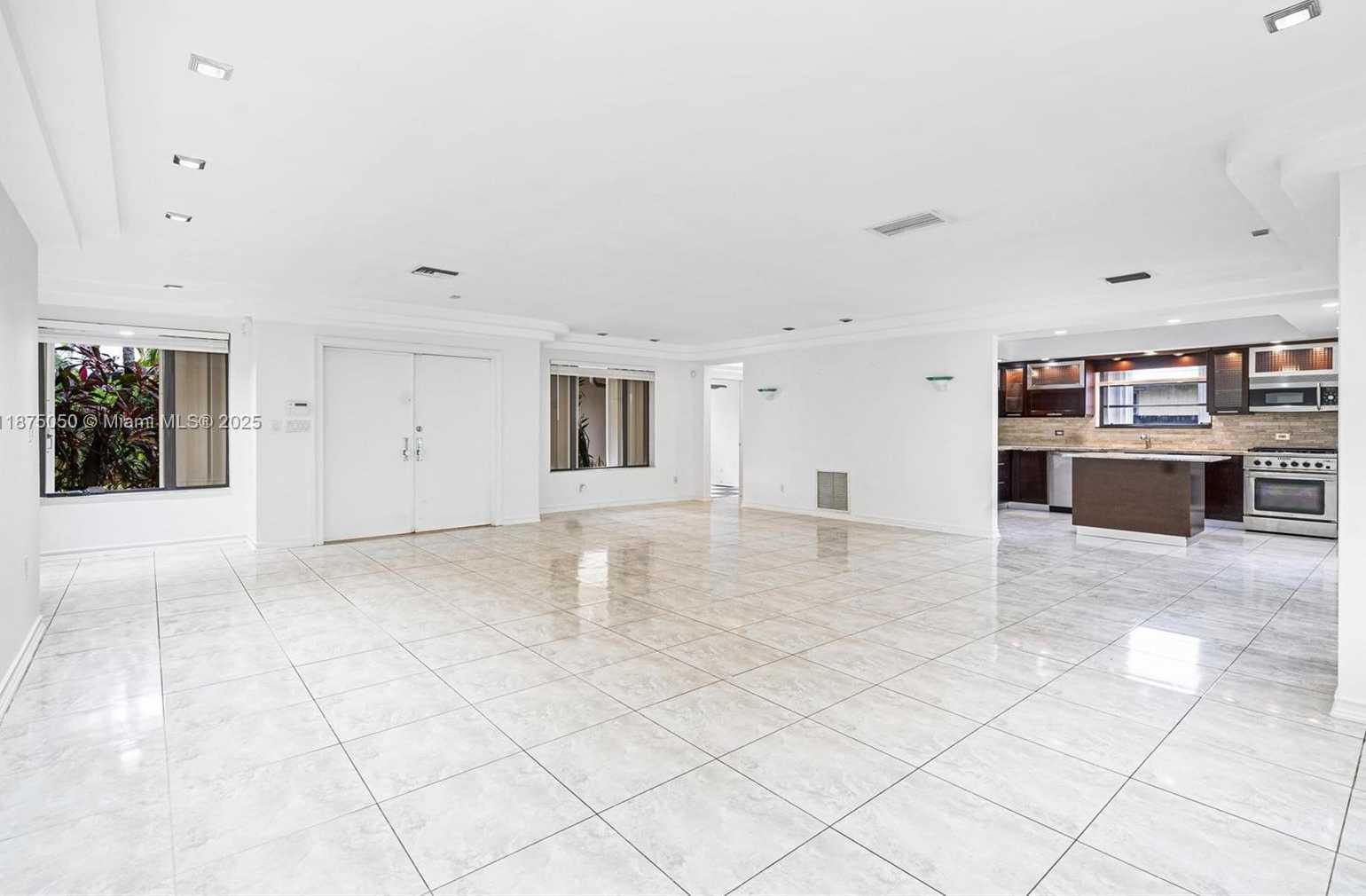 Small Image of 20525 HIGHLAND LAKES BLVD, Miami Number 7