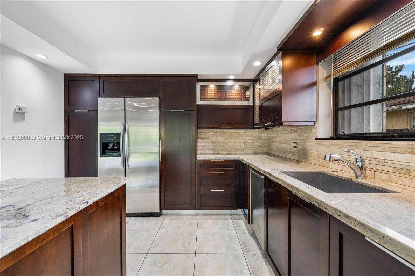 Small Image of 20525 HIGHLAND LAKES BLVD, Miami Number 8