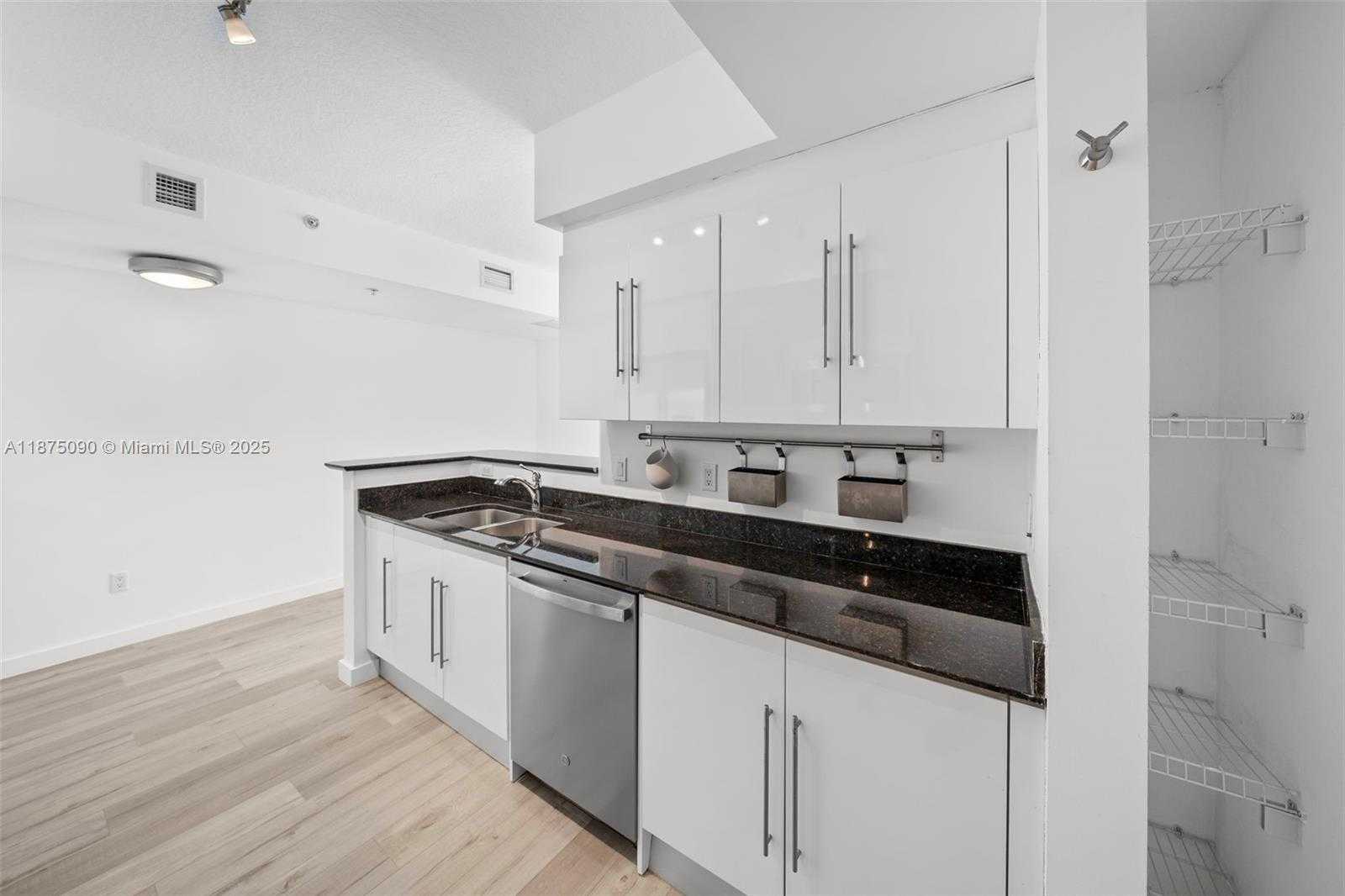 Small Image of 325 SOUTH BISCAYNE BLVD #3819, Miami Number 7