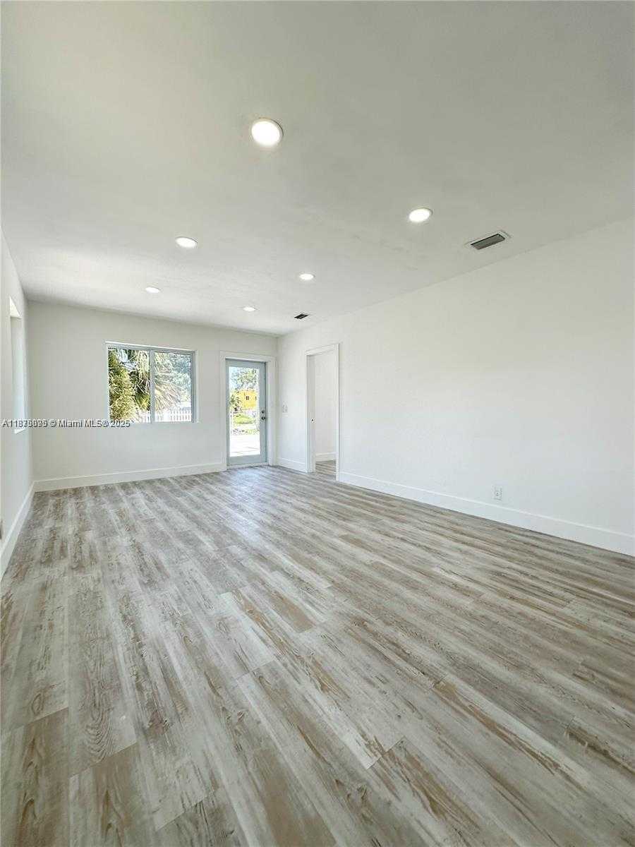 Small Image of 2740 NORTH WEST 49TH ST, Miami Number 3