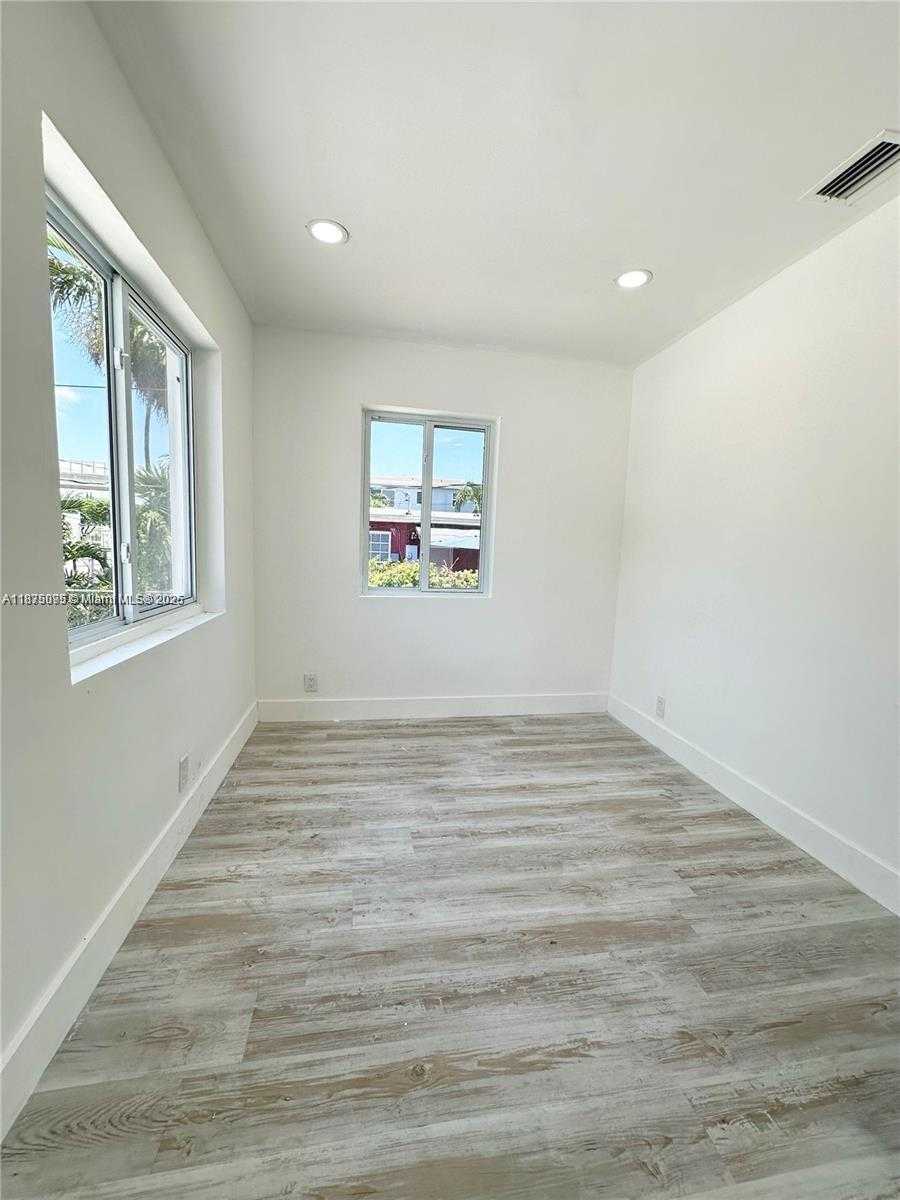 Small Image of 2740 NORTH WEST 49TH ST, Miami Number 7
