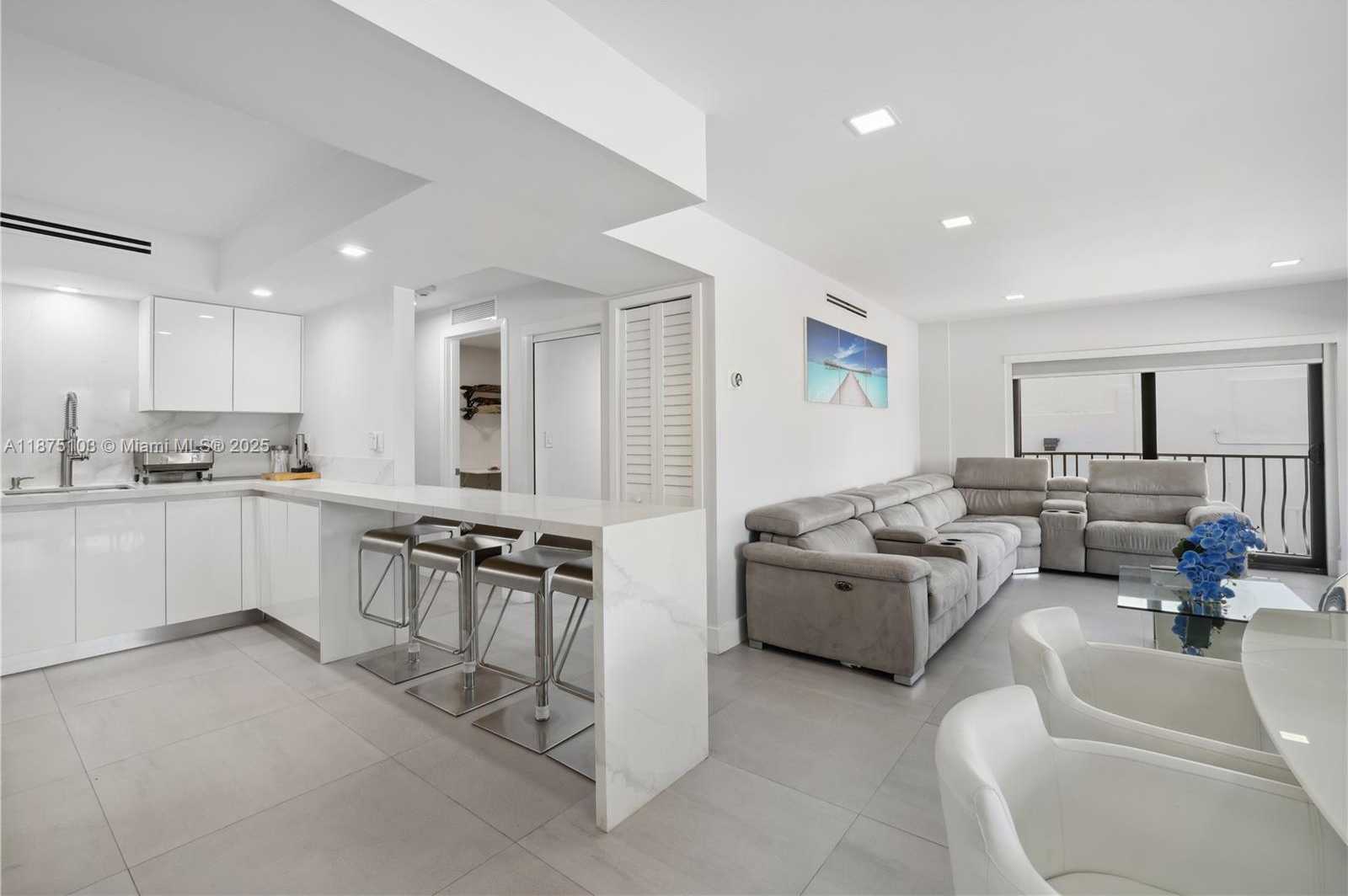 Small Image of 5415 COLLINS AVE #202, Miami Beach Number 2