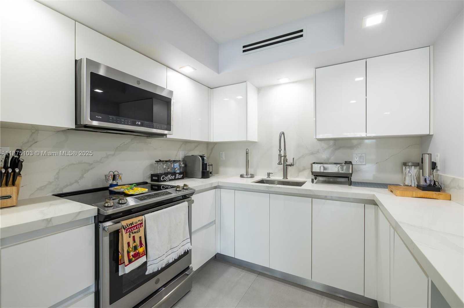 Small Image of 5415 COLLINS AVE #202, Miami Beach Number 3