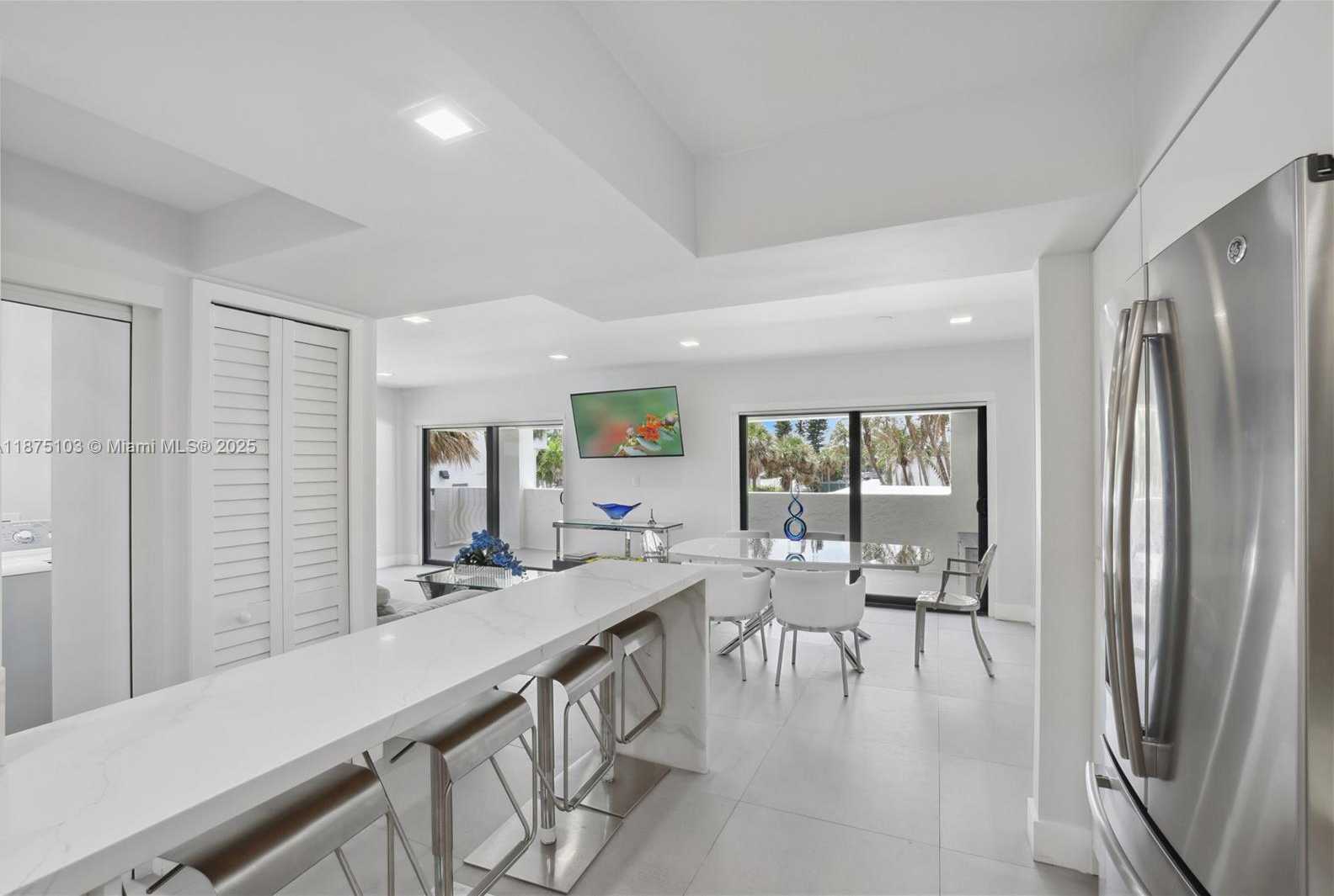 Small Image of 5415 COLLINS AVE #202, Miami Beach Number 4
