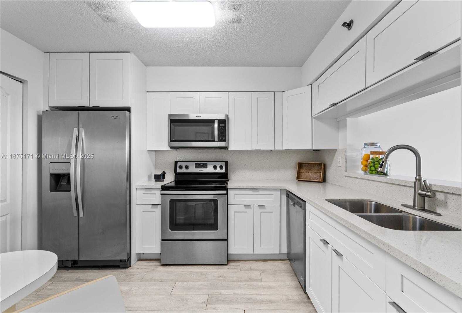 Small Image of 5757 COLLINS AVE #1602, Miami Beach Number 9