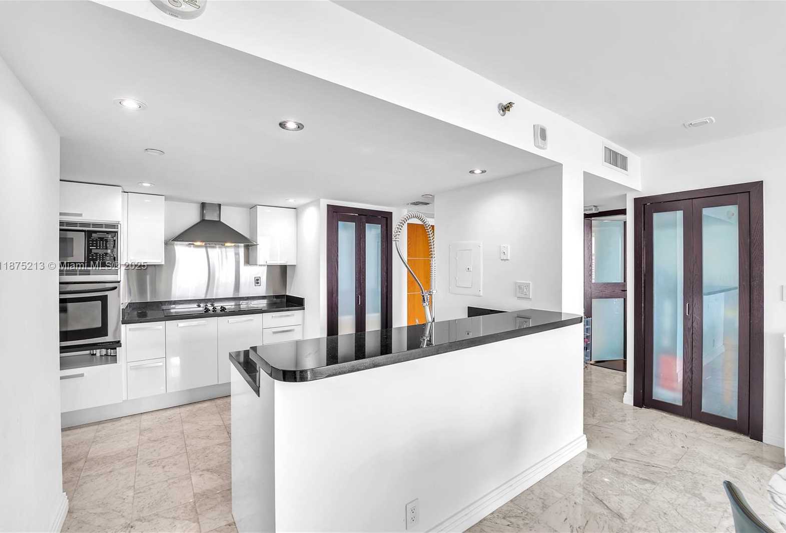 Small Image of 400 SOUTH POINTE DR #901, Miami Beach Number 20