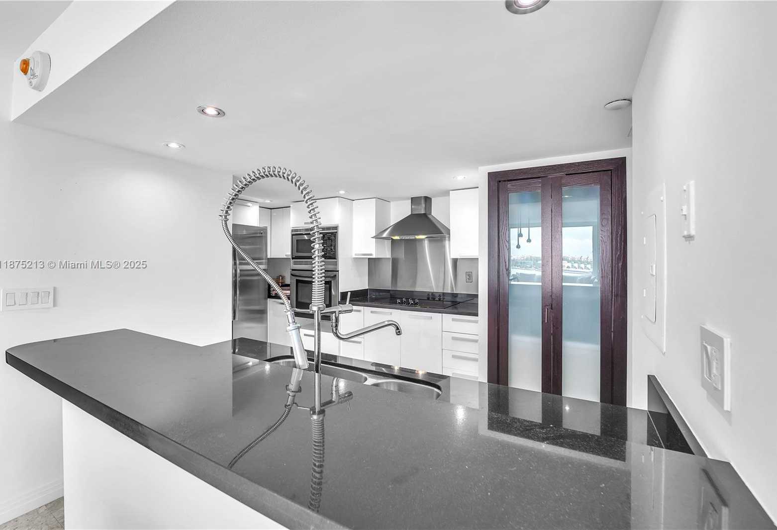 Small Image of 400 SOUTH POINTE DR #901, Miami Beach Number 21