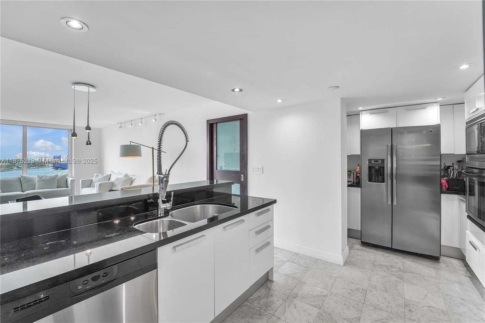 Small Image of 400 SOUTH POINTE DR #901, Miami Beach Number 25