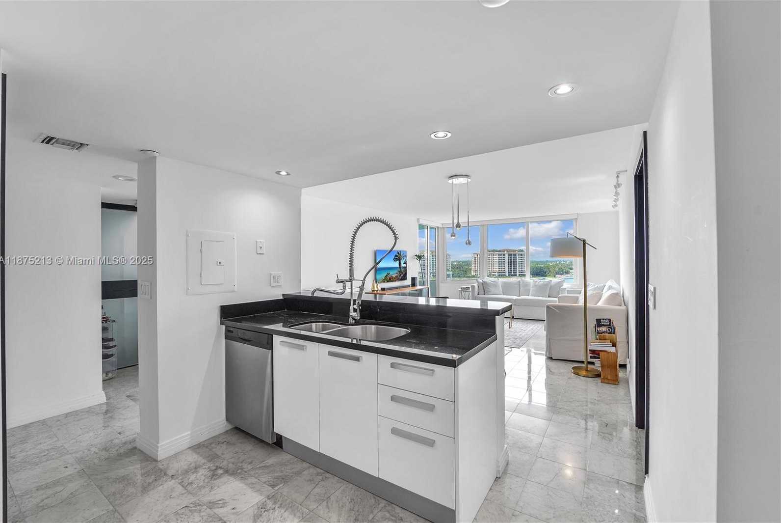 Small Image of 400 SOUTH POINTE DR #901, Miami Beach Number 26