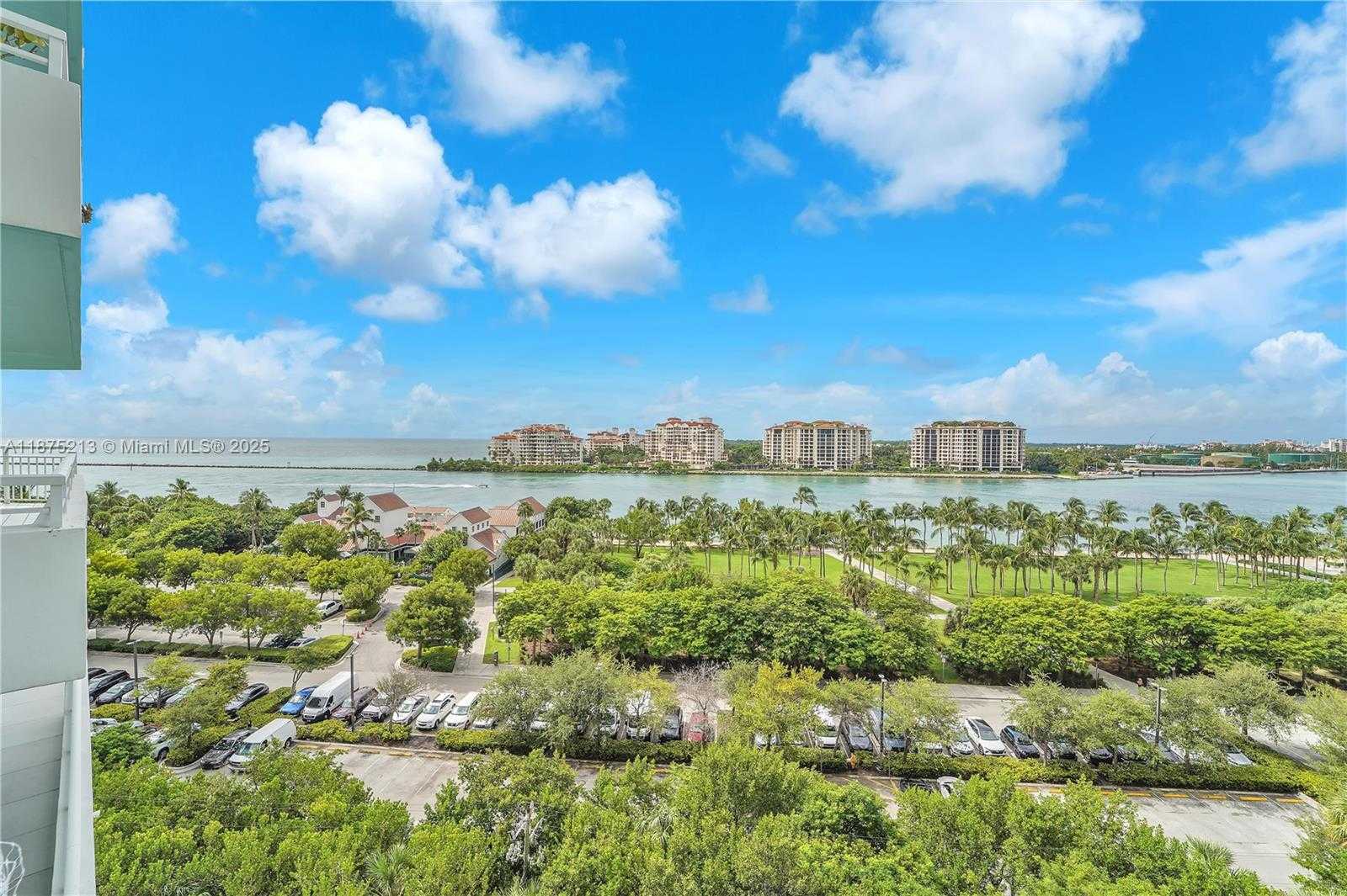 Small Image of 400 SOUTH POINTE DR #901, Miami Beach Number 3