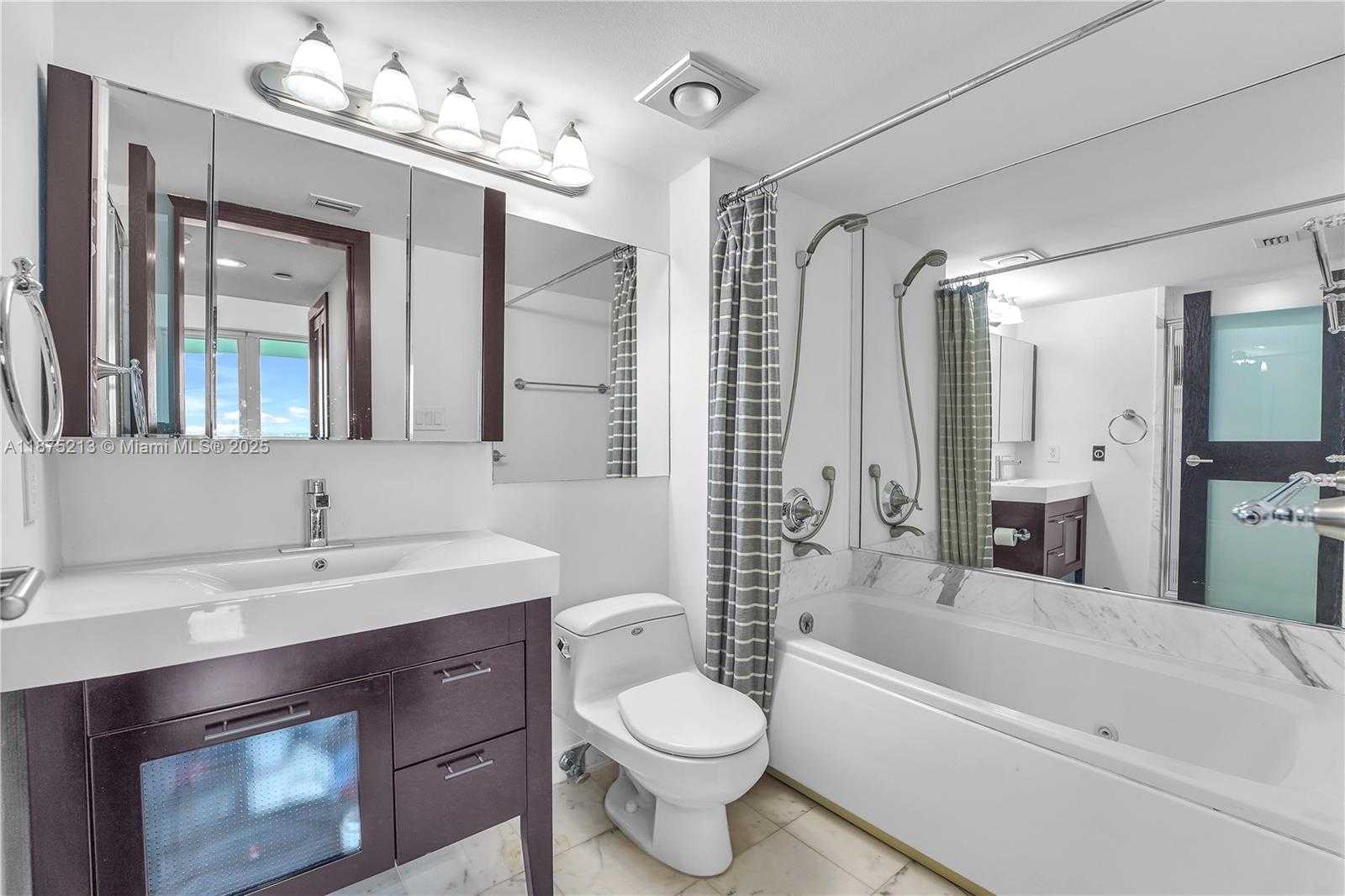Small Image of 400 SOUTH POINTE DR #901, Miami Beach Number 33