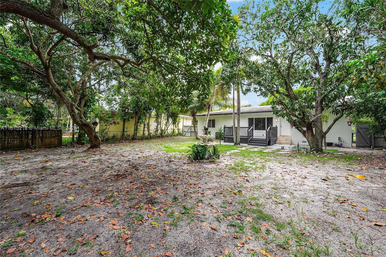 Small Image of 12885 GRIFFING BLVD, North Miami Number 19