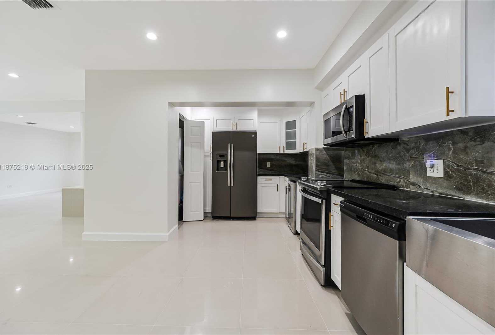 Small Image of 12885 GRIFFING BLVD, North Miami Number 8