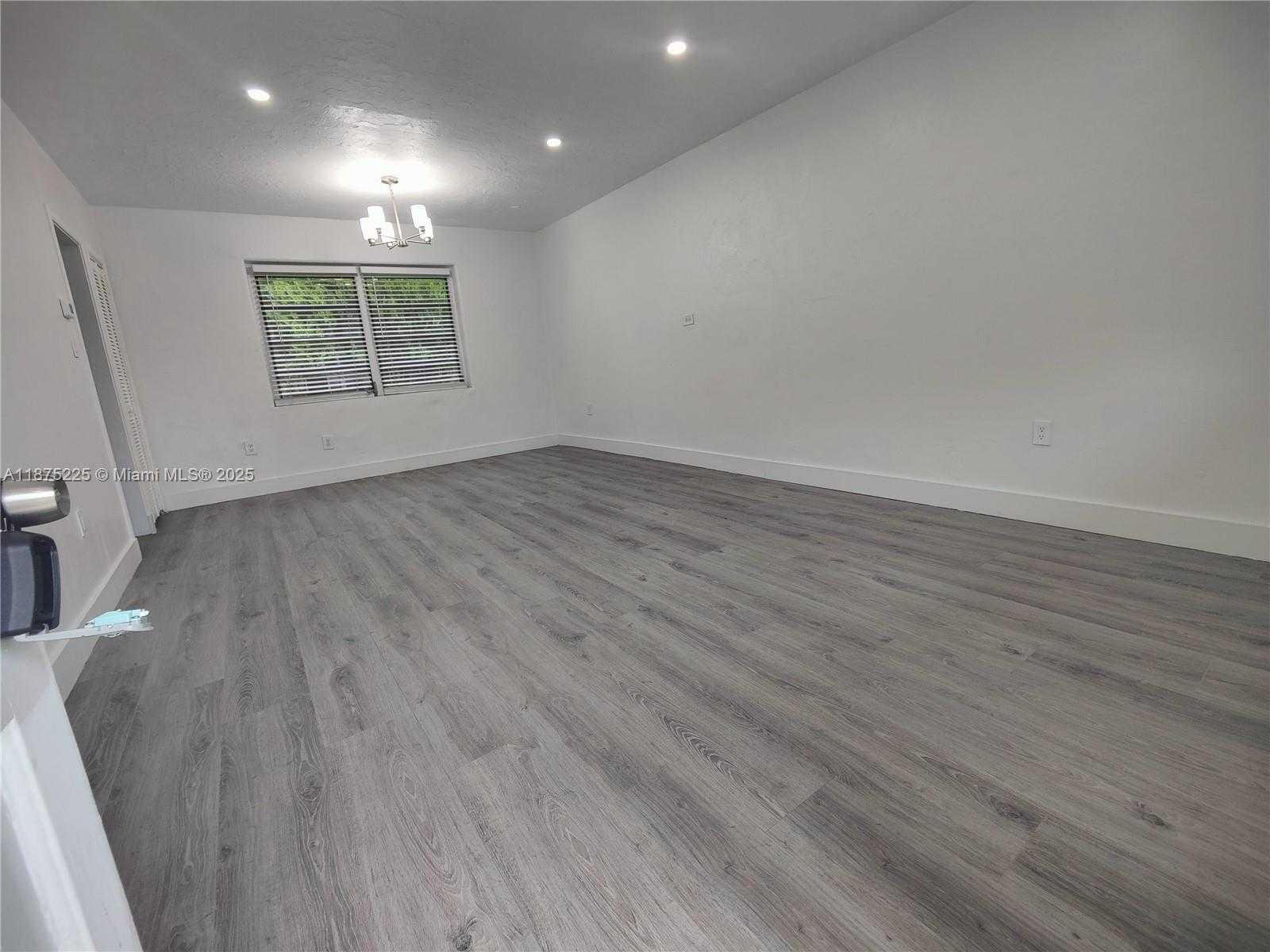 Small Image of 2165 BAY DR #18, Miami Beach Number 2