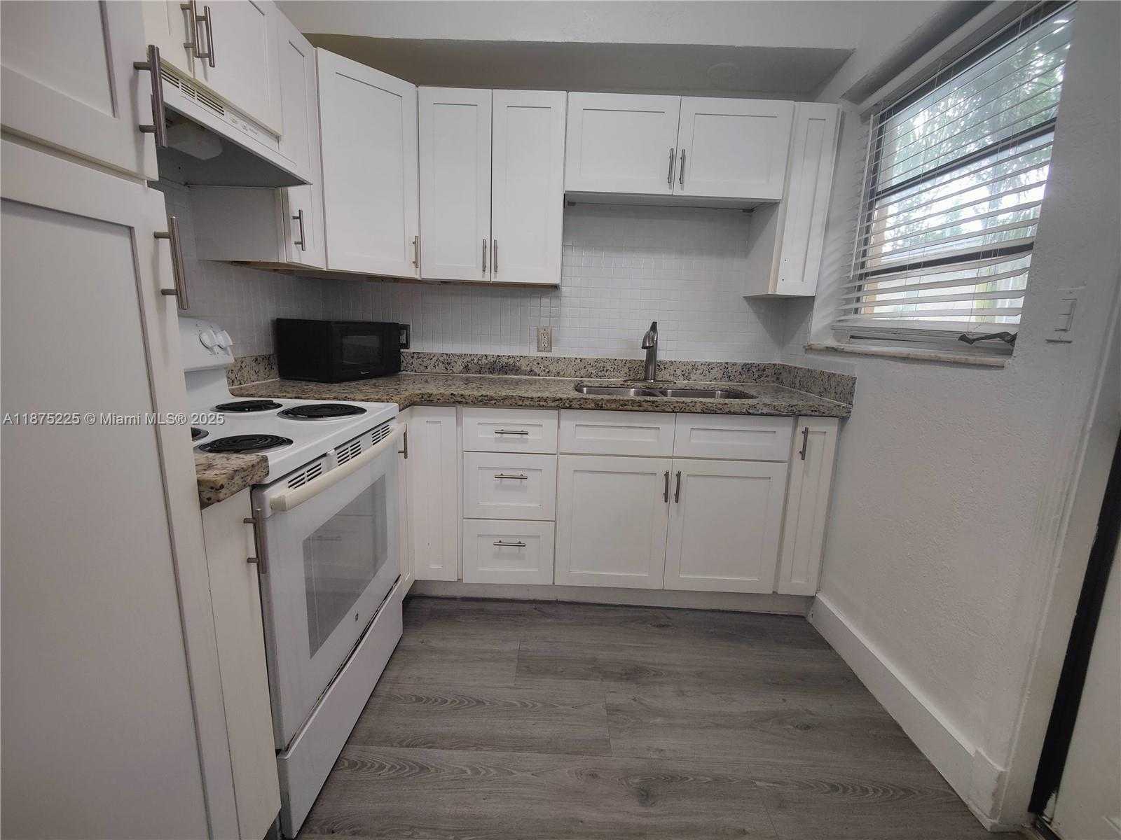 Small Image of 2165 BAY DR #18, Miami Beach Number 6