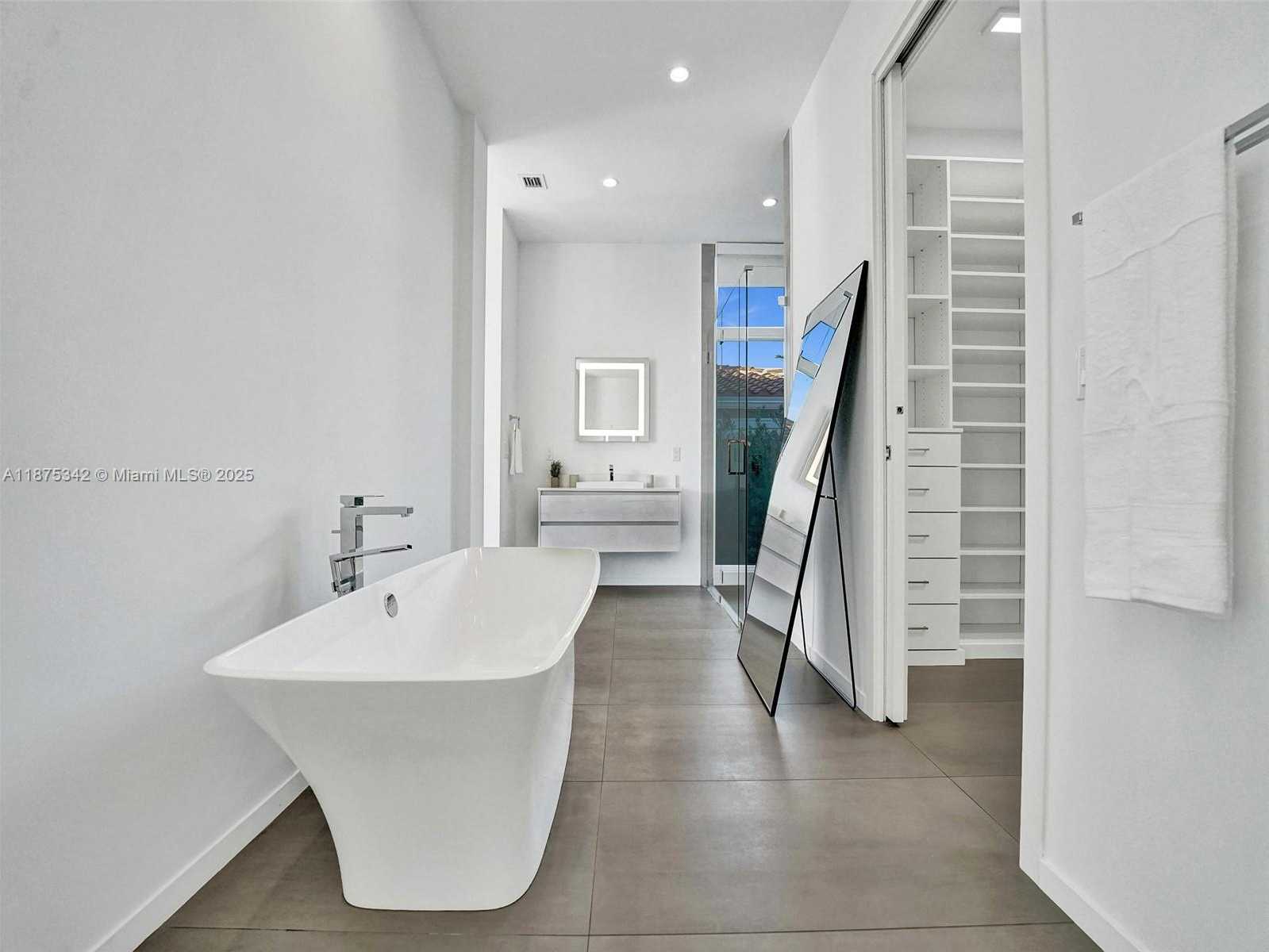 Small Image of 2217 NORTH EAST 17TH TER, Wilton Manors Number 29