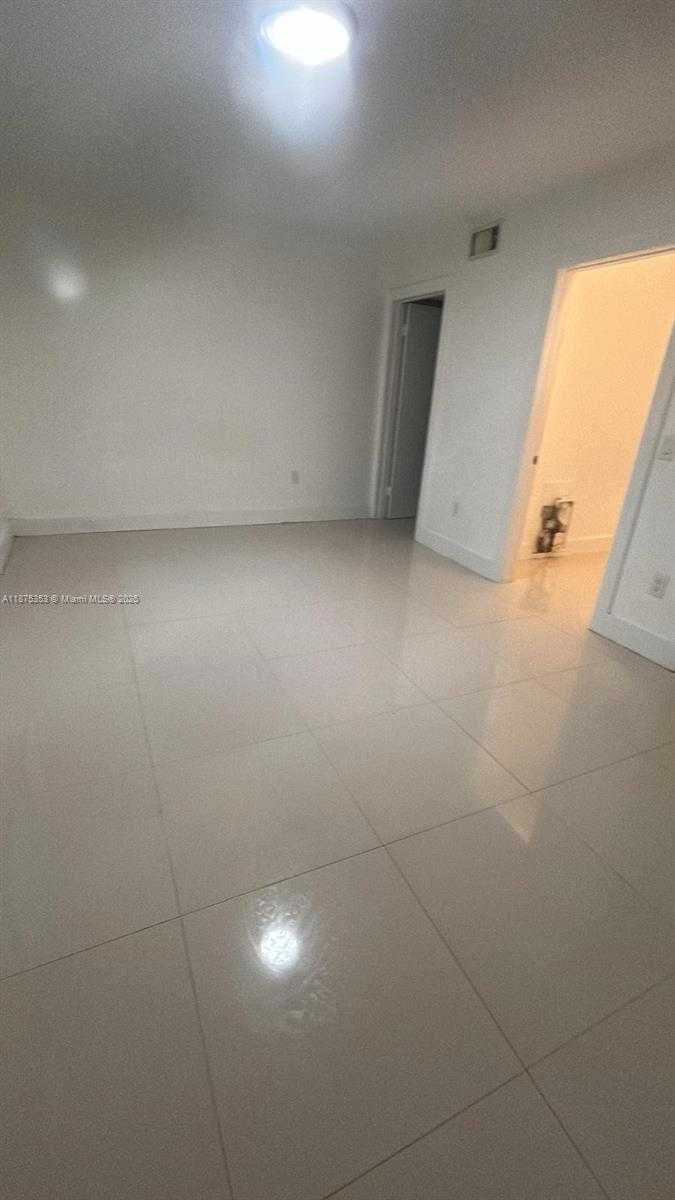 Small Image of 8363 LAKE DR #403, Doral Number 3