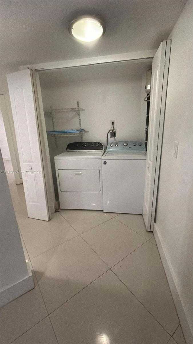 Small Image of 8363 LAKE DR #403, Doral Number 4