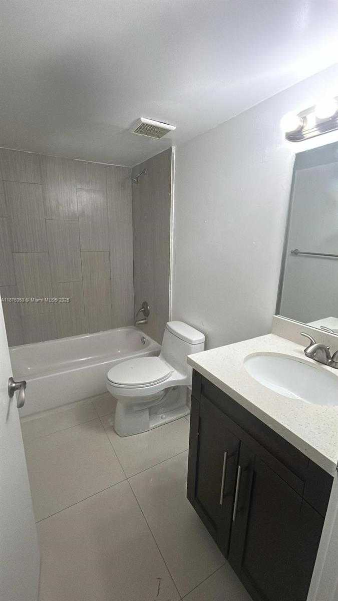 Small Image of 8363 LAKE DR #403, Doral Number 5