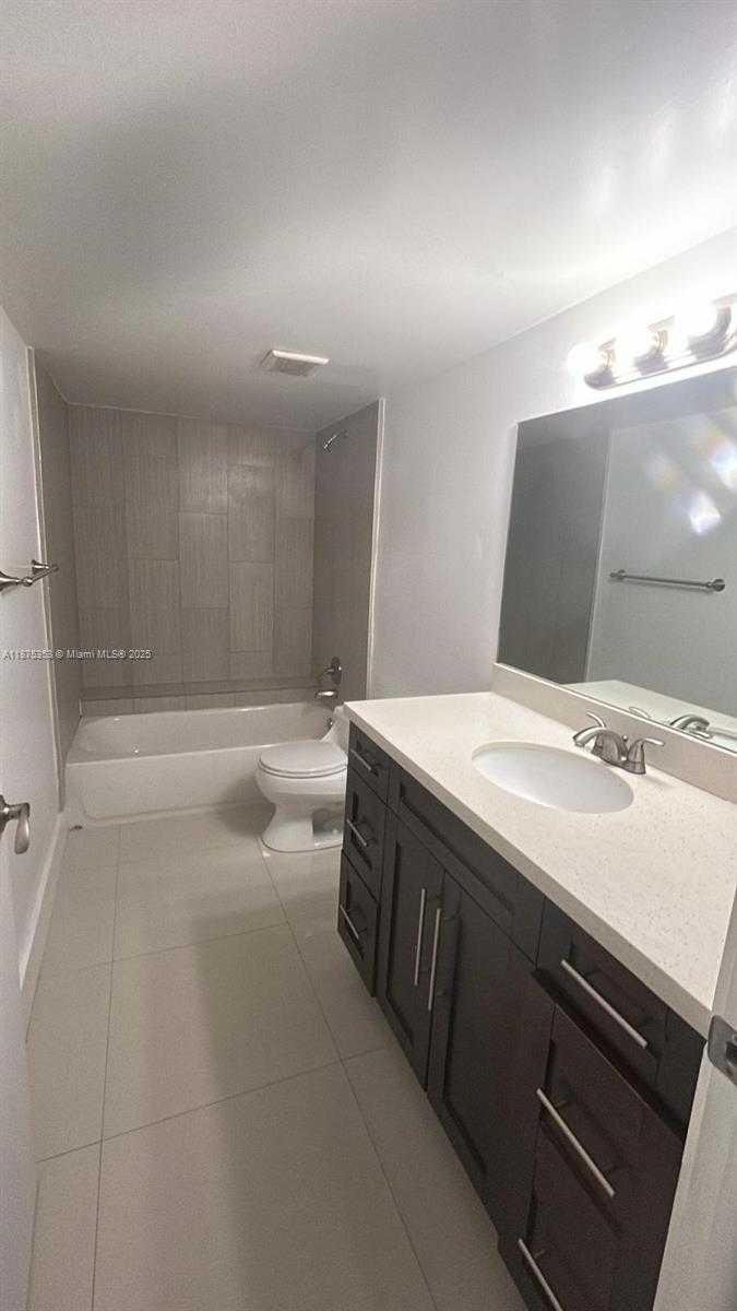 Small Image of 8363 LAKE DR #403, Doral Number 6