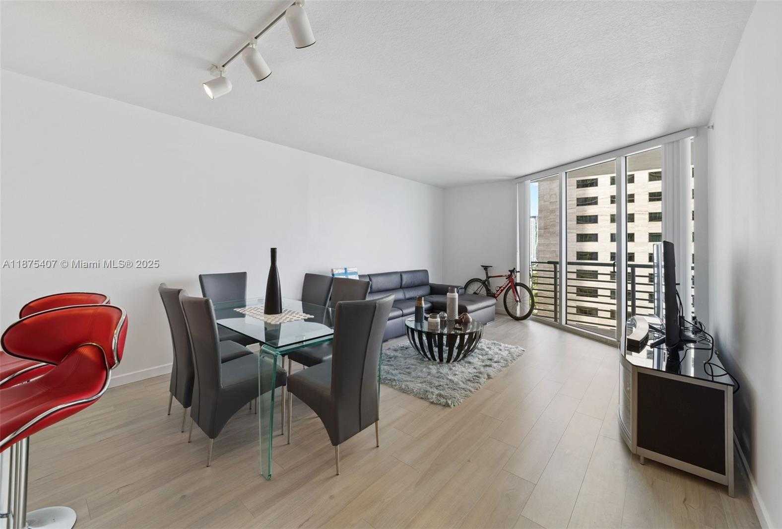 Small Image of 335 Biscayne Blvd, Miami, FL 33132, USA Number 6