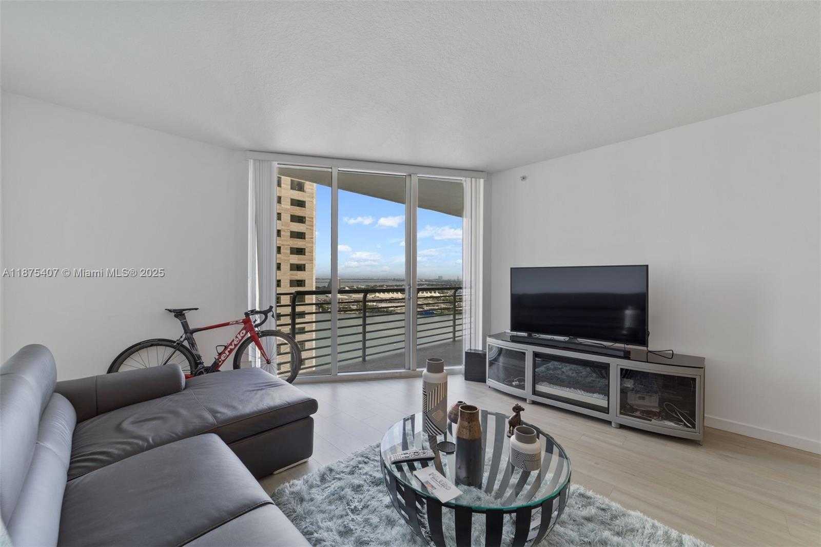 Small Image of 335 Biscayne Blvd, Miami, FL 33132, USA Number 7