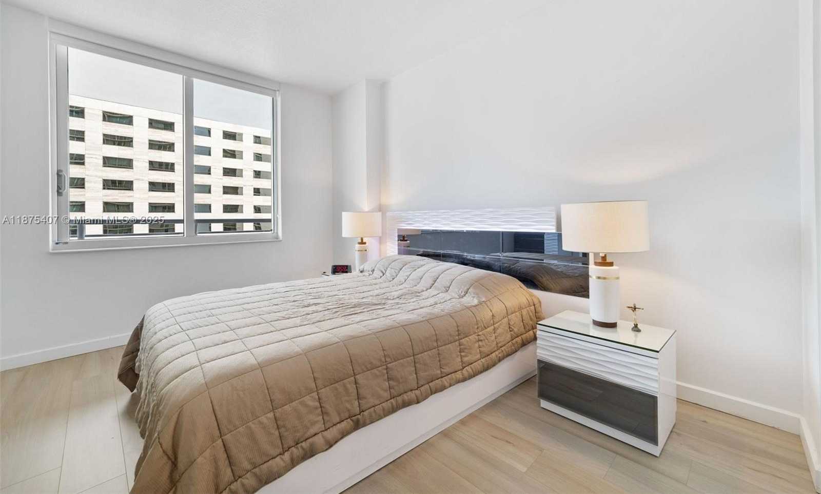 Small Image of 335 Biscayne Blvd, Miami, FL 33132, USA Number 8