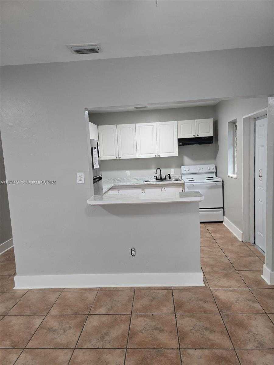 Small Image of 14420 MONROE ST, Miami Number 10