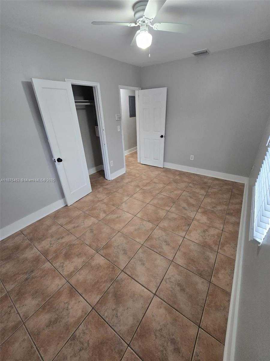 Small Image of 14420 MONROE ST, Miami Number 16