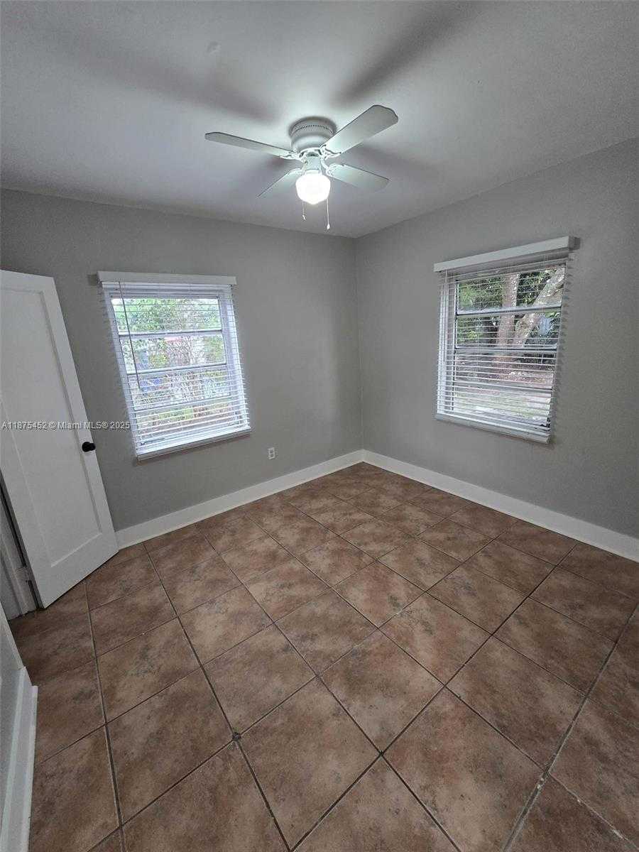 Small Image of 14420 MONROE ST, Miami Number 21