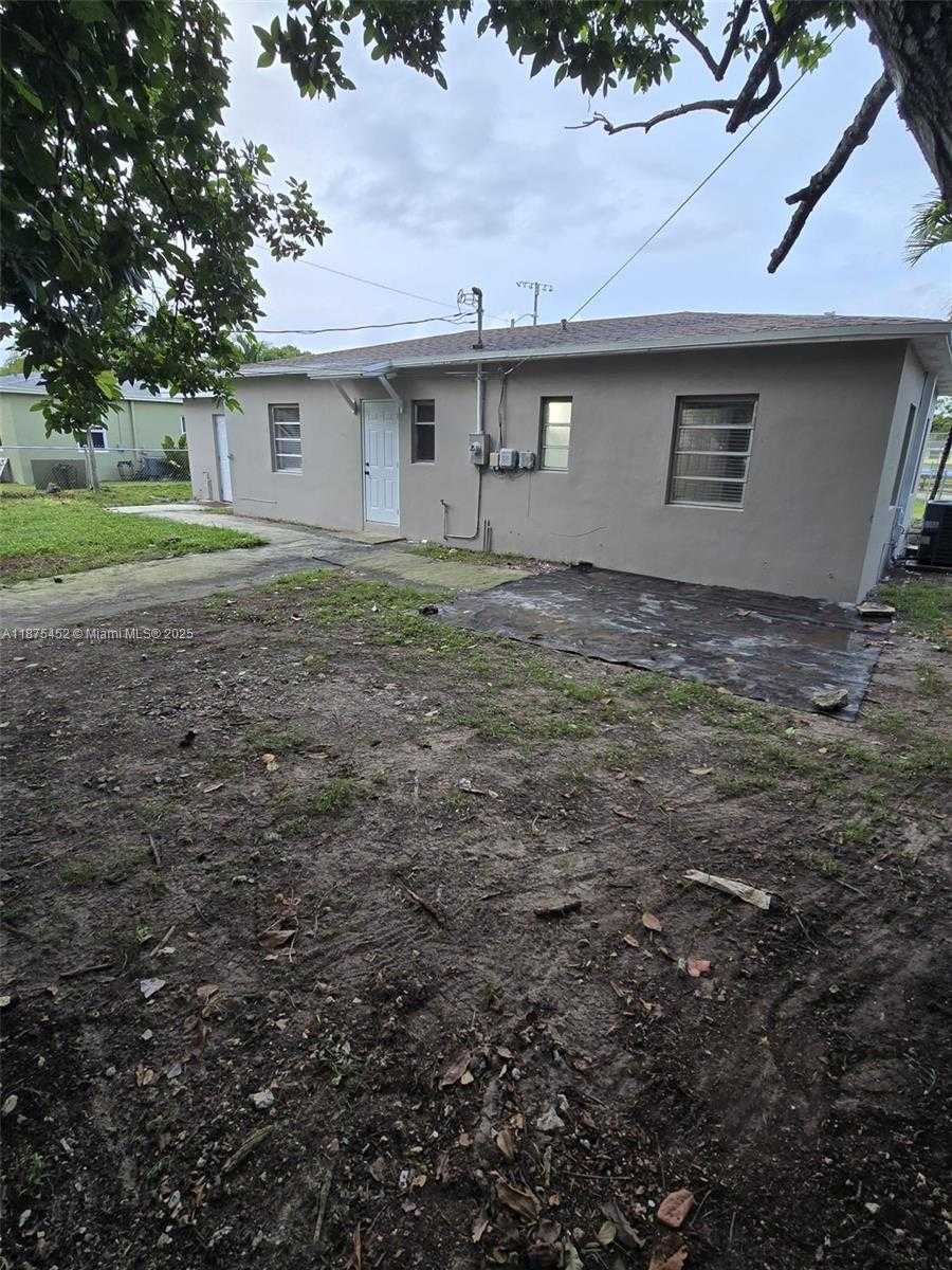 Small Image of 14420 MONROE ST, Miami Number 27