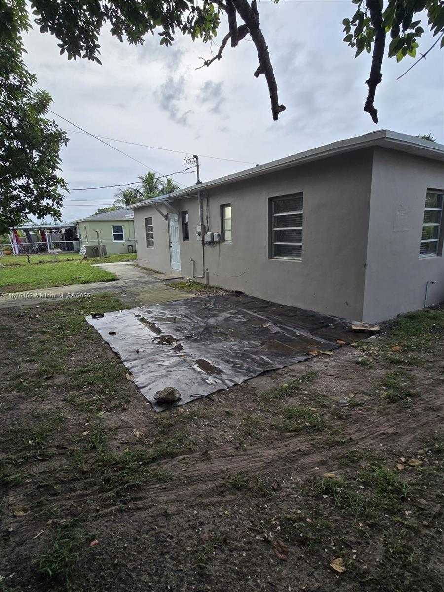Small Image of 14420 MONROE ST, Miami Number 28