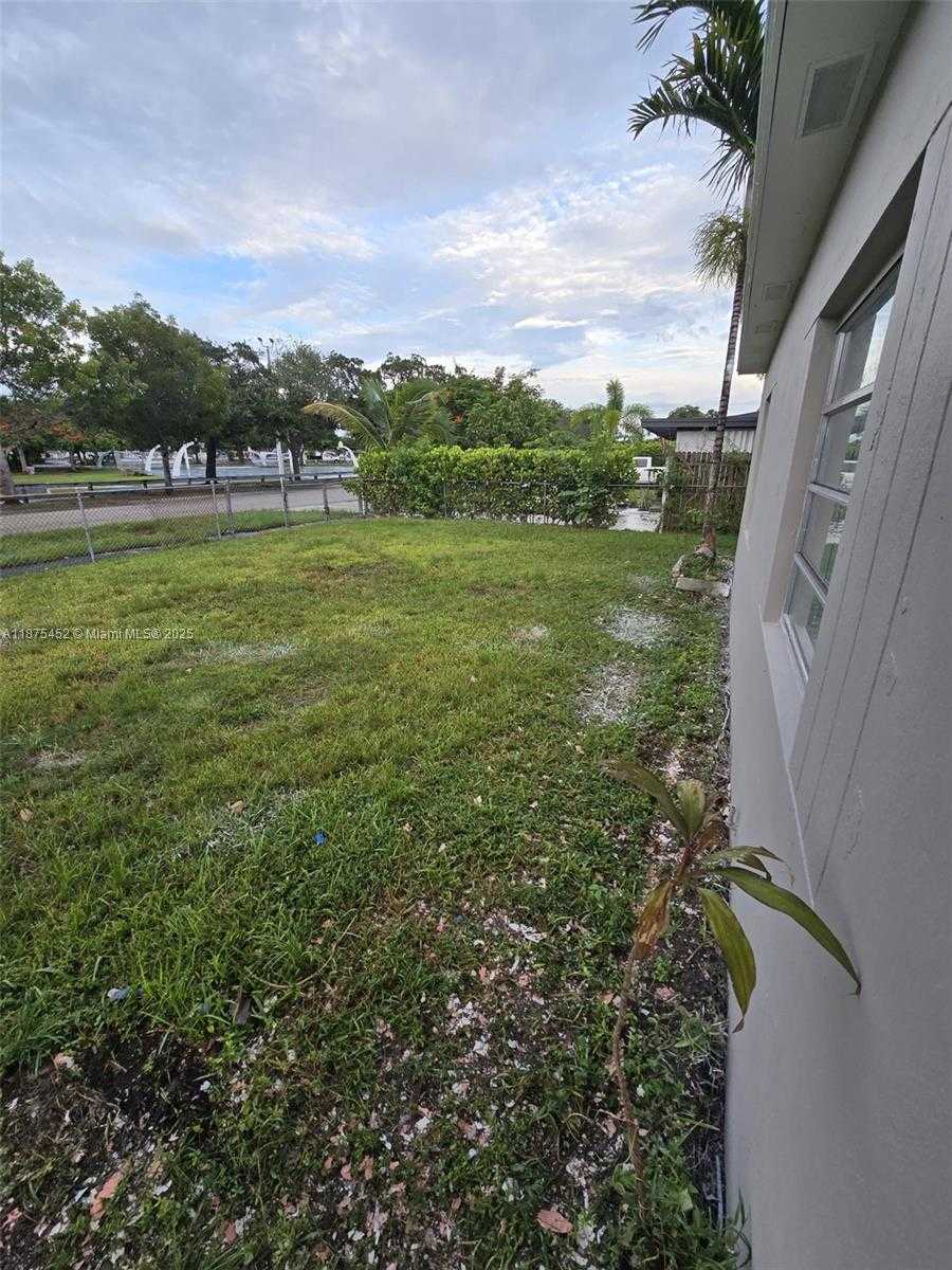 Small Image of 14420 MONROE ST, Miami Number 31